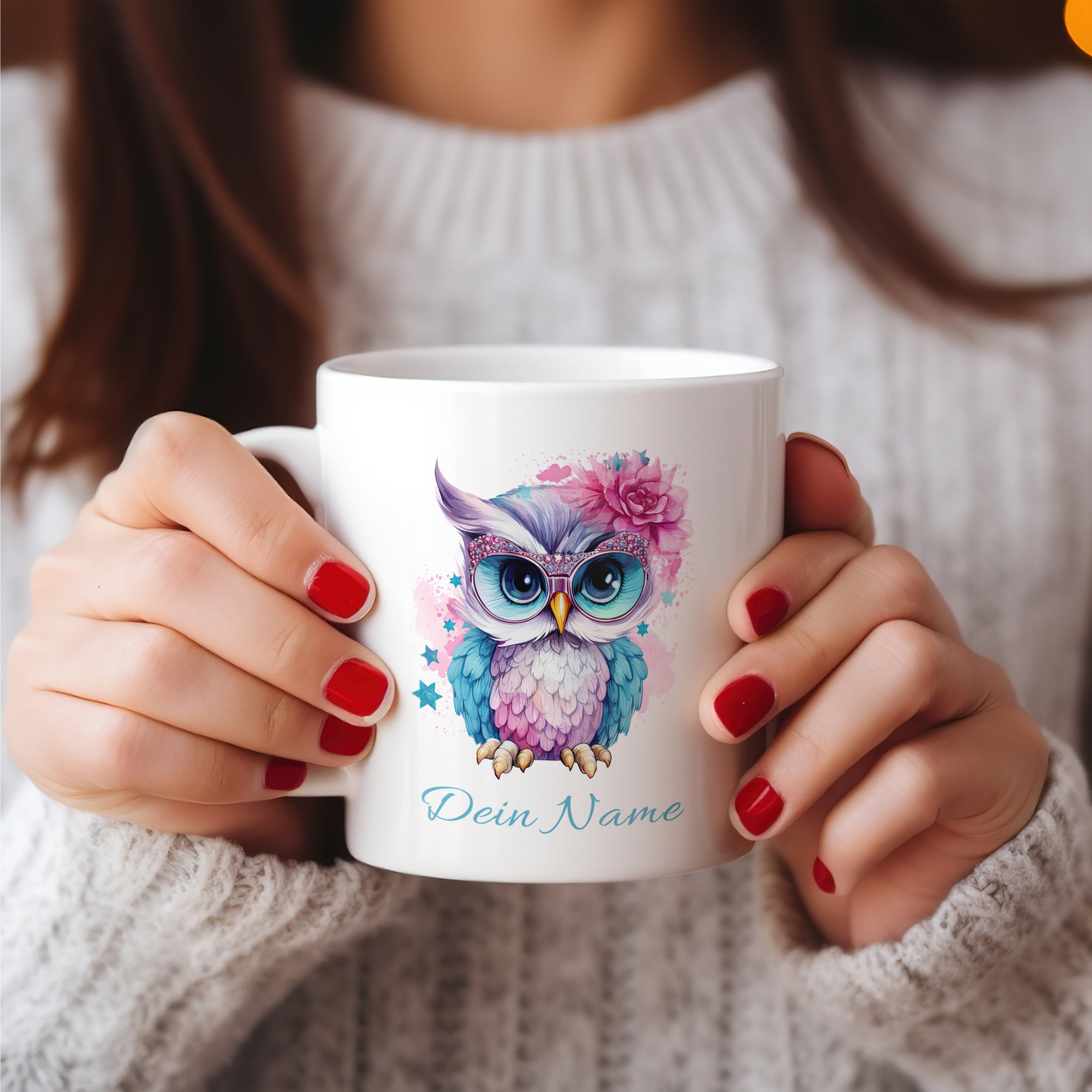 Tasse mit bunter Eule und personalisiertem Namen.