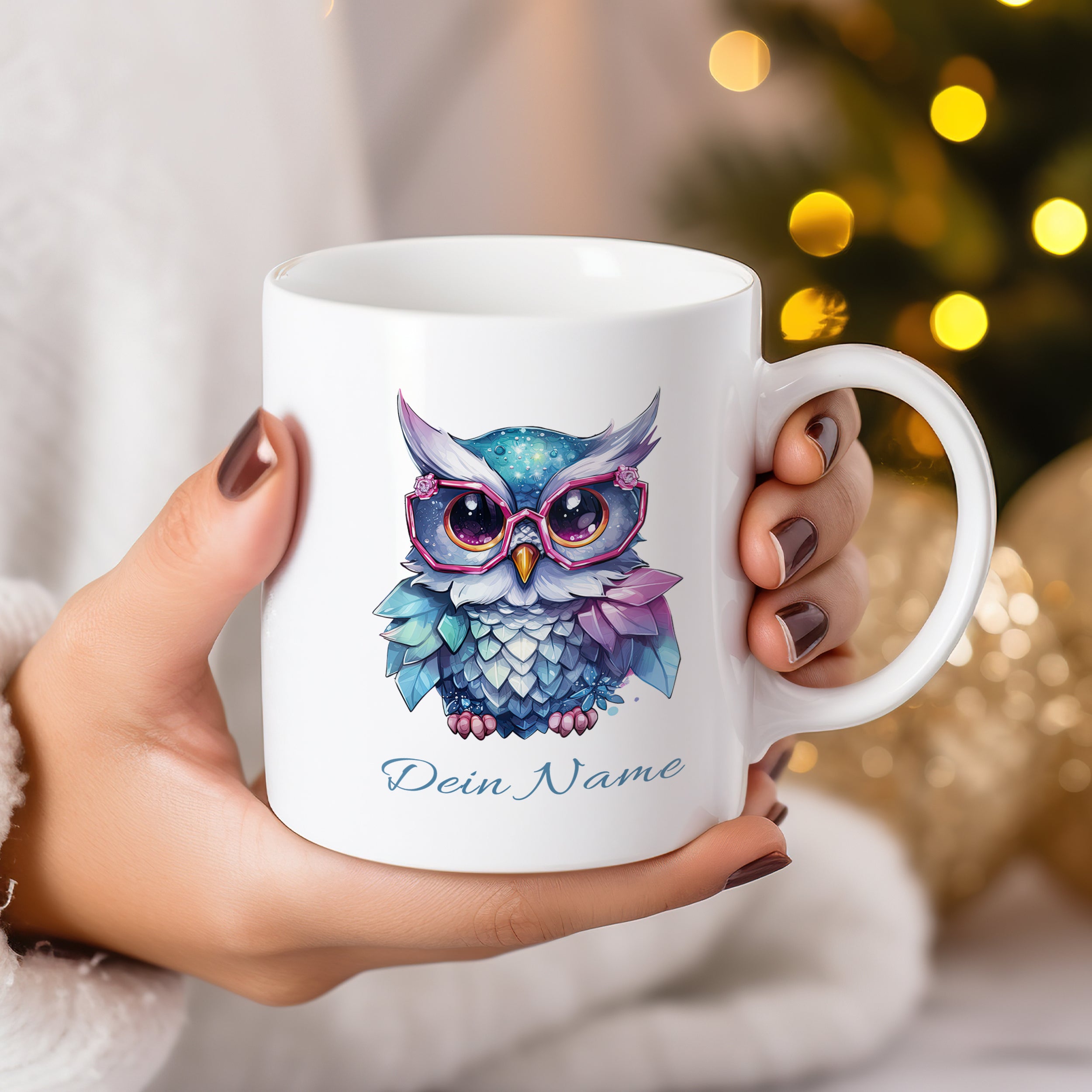 Weiße Tasse mit buntem Eulenmotiv und personalisiertem Namen.