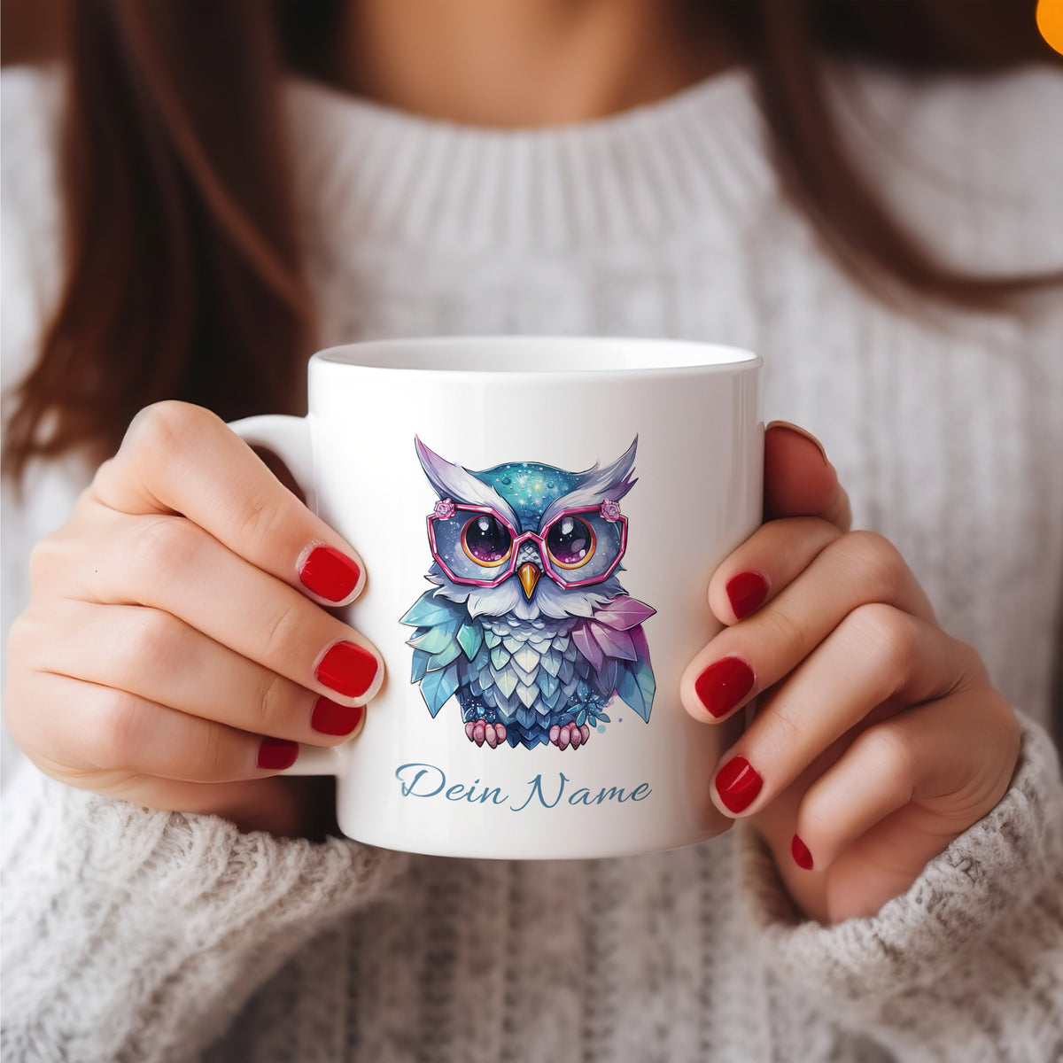 Kaffeetasse mit buntem Eulenmotiv und personalisiertem Namen.