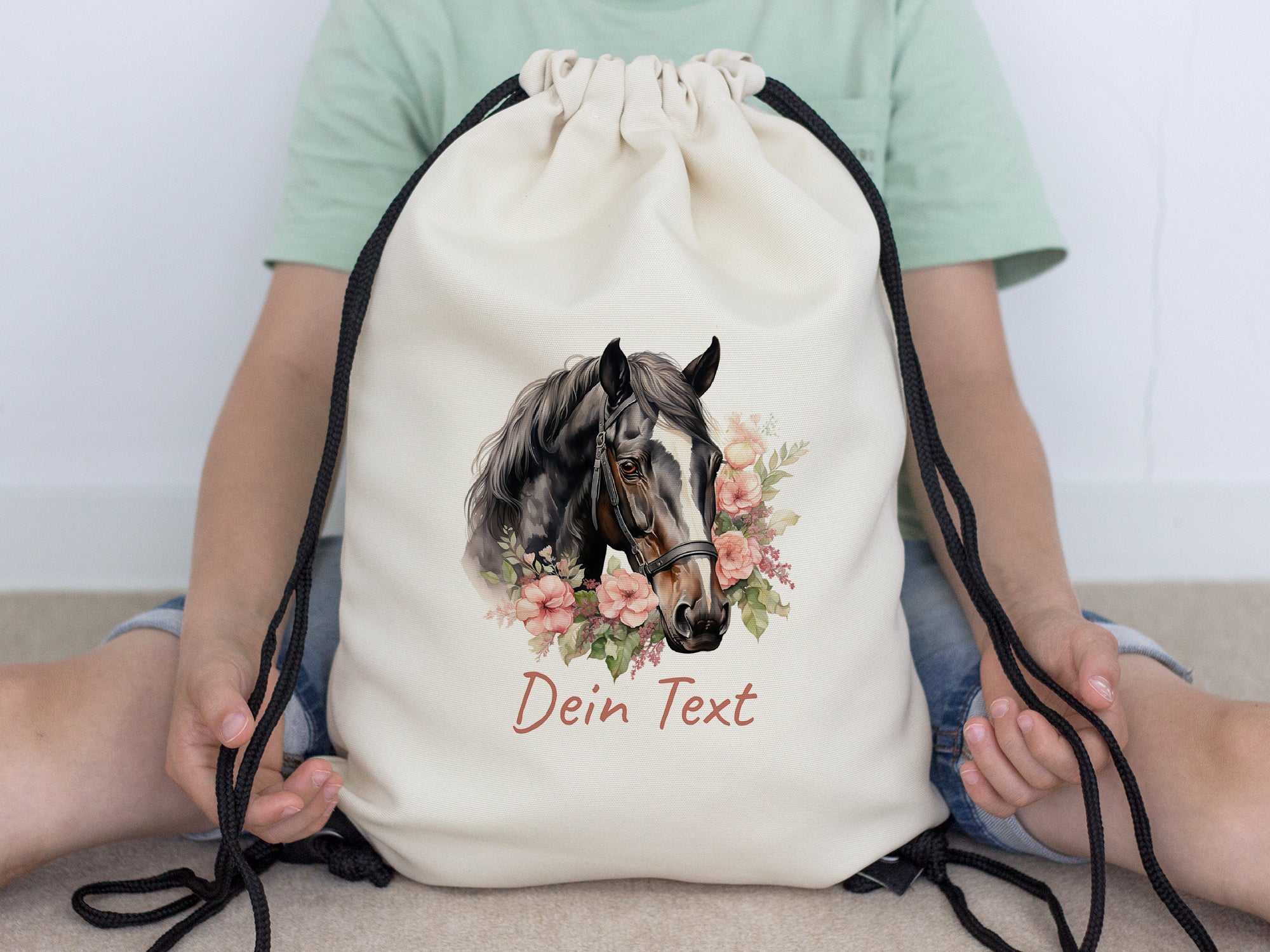 Beige Turnbeutel mit Pferdemotiv und personalisiertem Text.