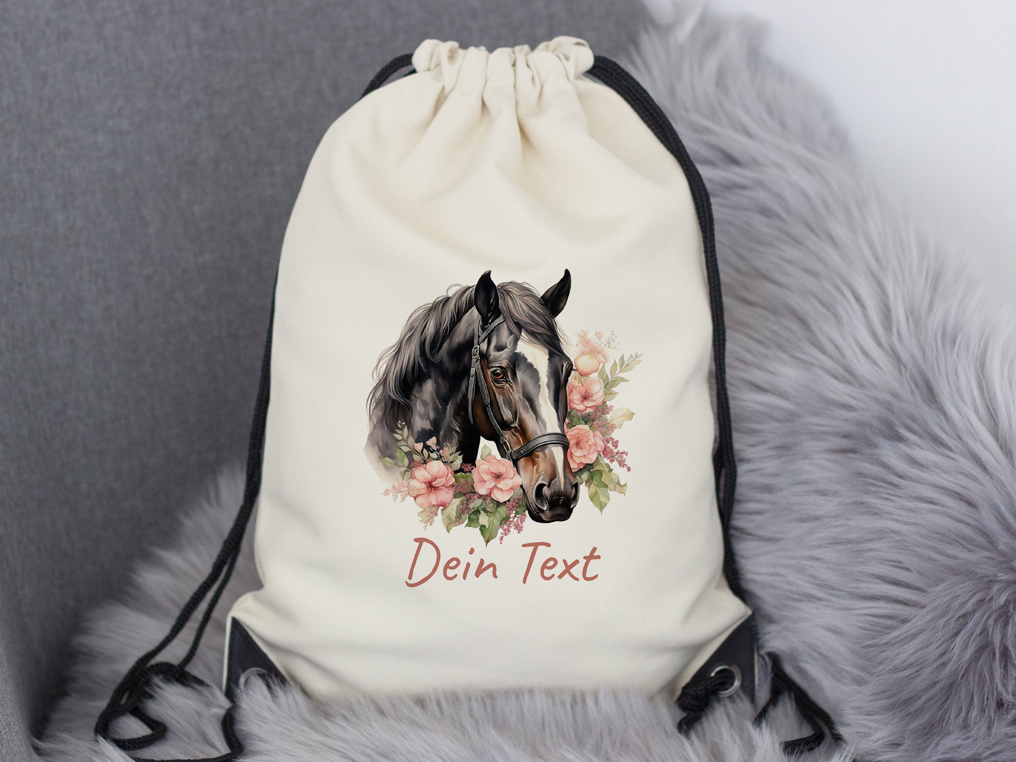 Beige Turnbeutel mit Pferdemotiv und personalisierbarem Text.