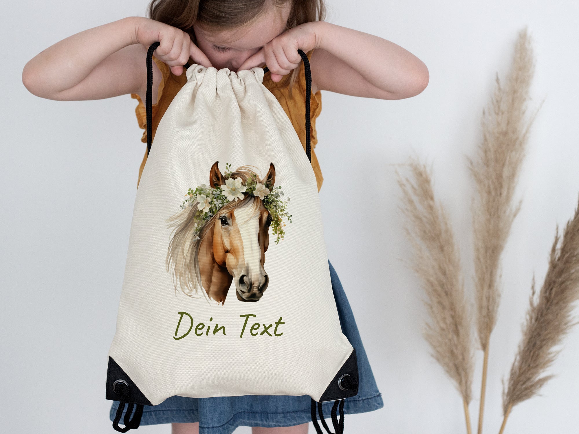 Beige Turnbeutel mit Pferdekopf und personalisierbarem Text.