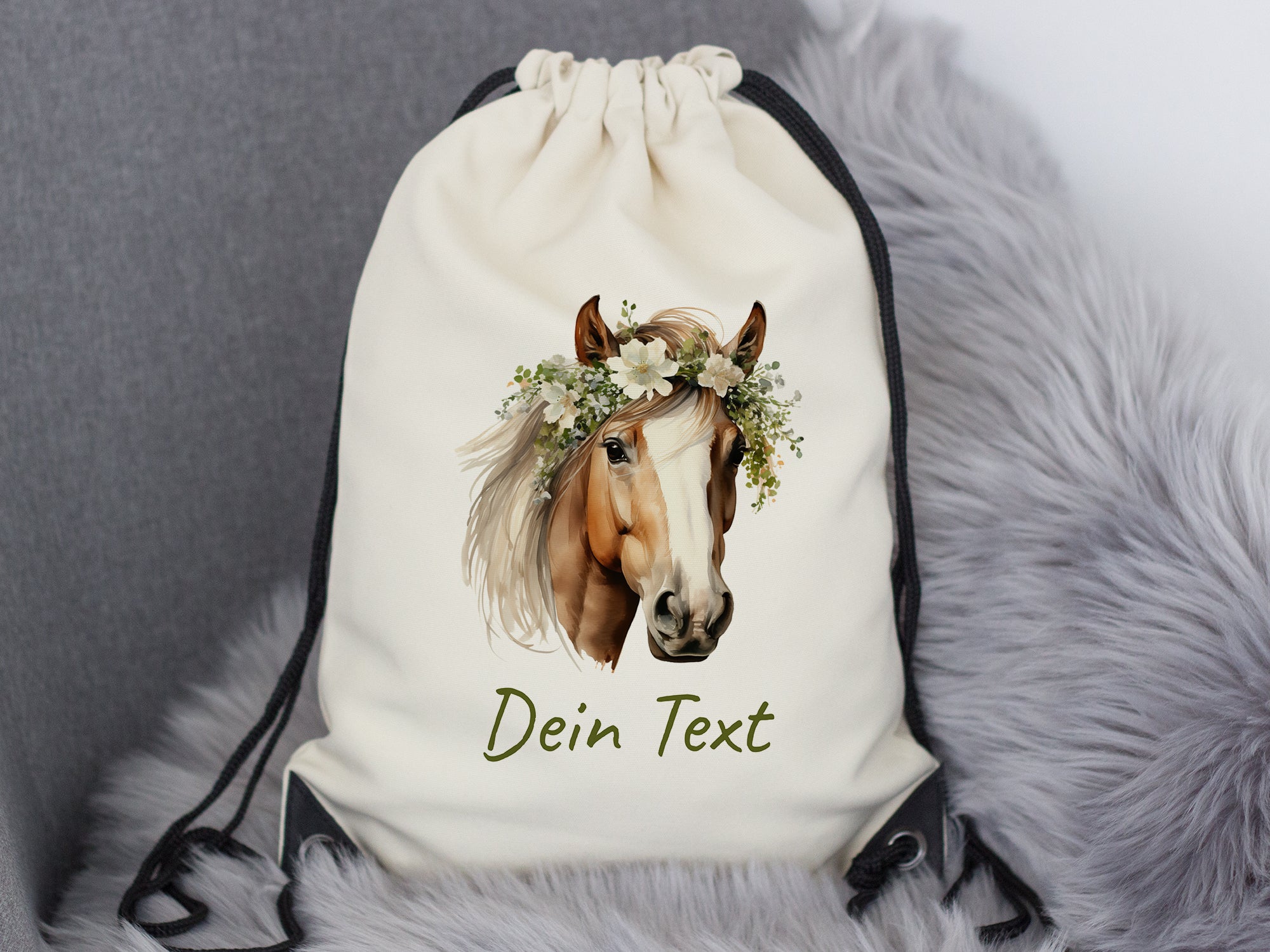 Beige Rucksack mit Pferdemotiv und personalisiertem Text.