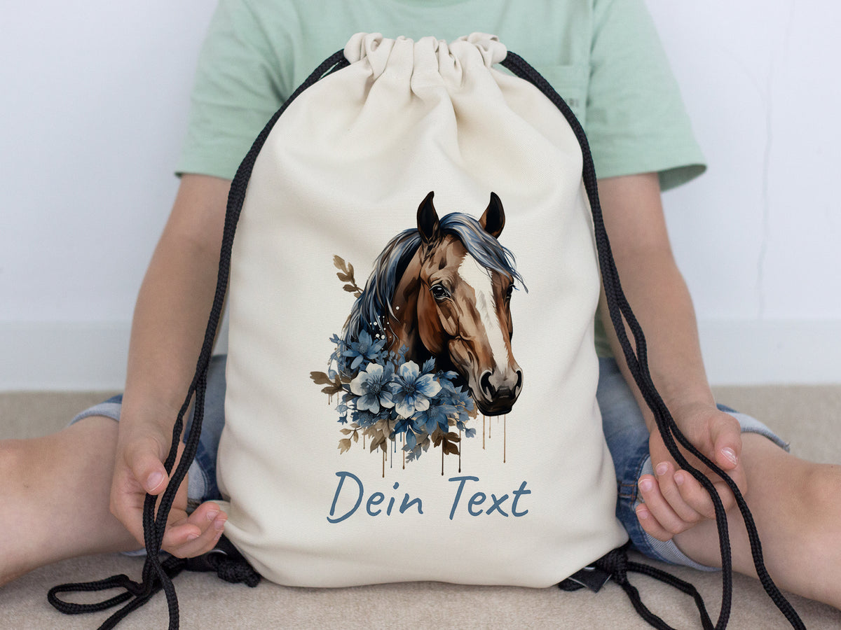 Beige Turnbeutel mit Pferdemotiv und personalisiertem Text.