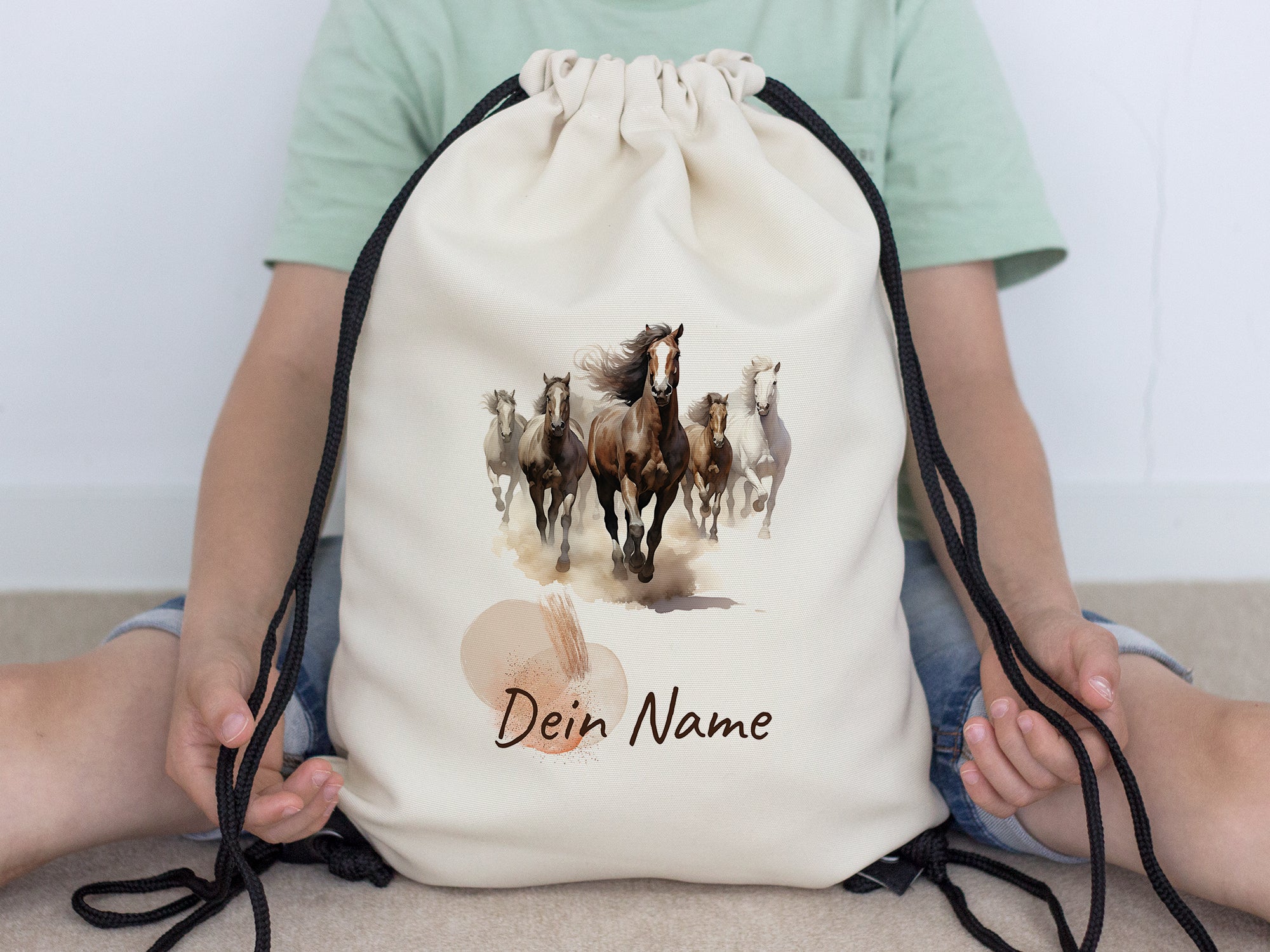 Beige Turnbeutel mit Pferdemotiv und personalisiertem Namen.
