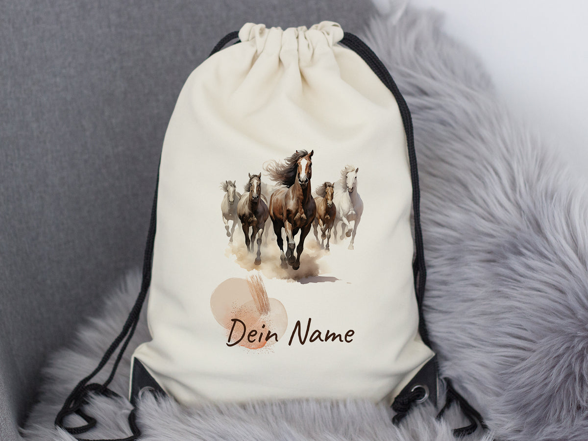 Beige Turnbeutel mit Pferdemotiven und personalisiertem Namen.
