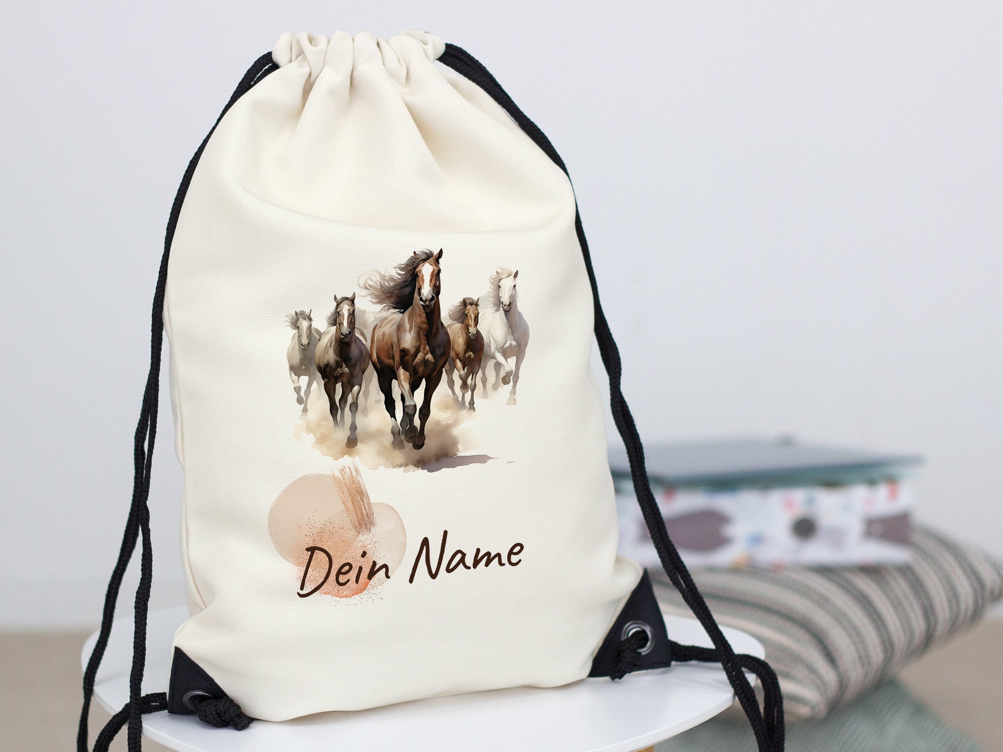 Beige Turnbeutel mit Pferdemotiv und personalisiertem Namen.