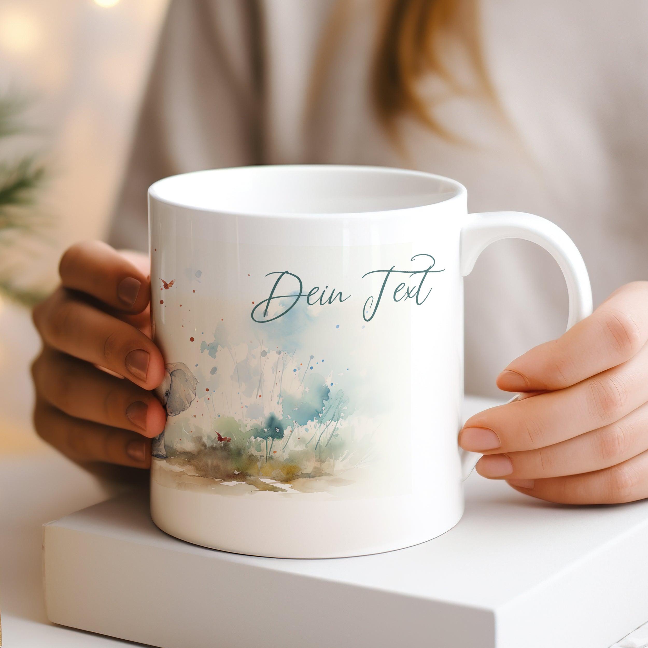 Weißer Kaffeebecher mit aquarelliertem Design und personalisiertem Text.