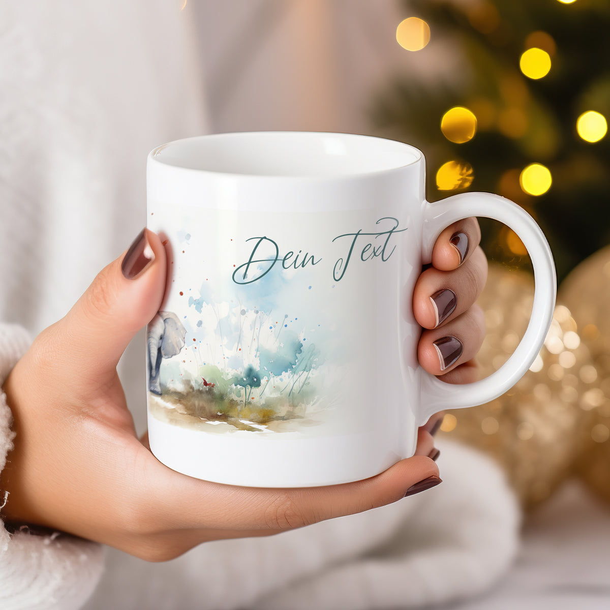 Weißer Kaffeebecher mit personalisiertem Text und Aquarellmotiven.