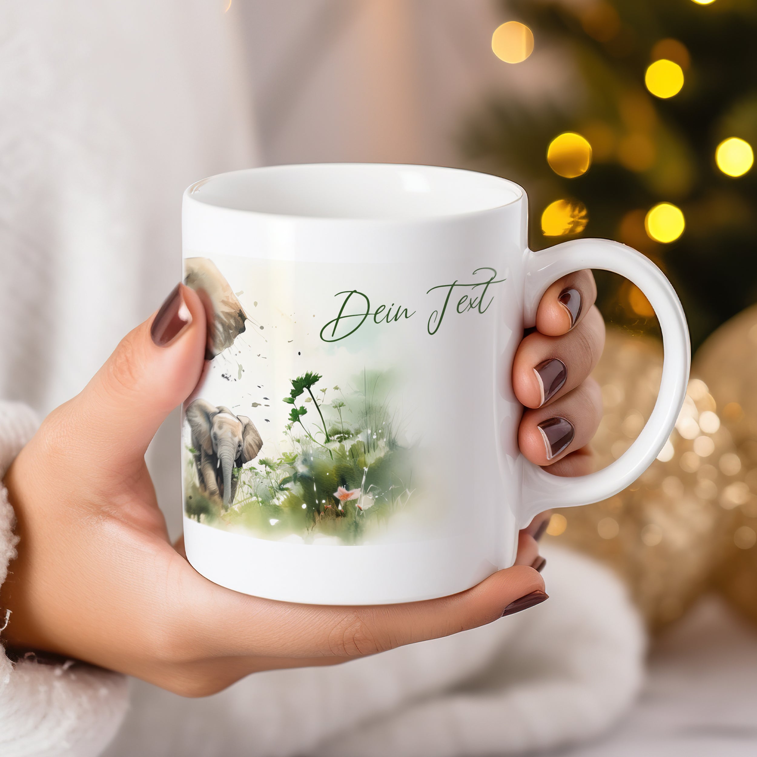 Weißer Becher mit Elefantenmotiv und personalisiertem Text.