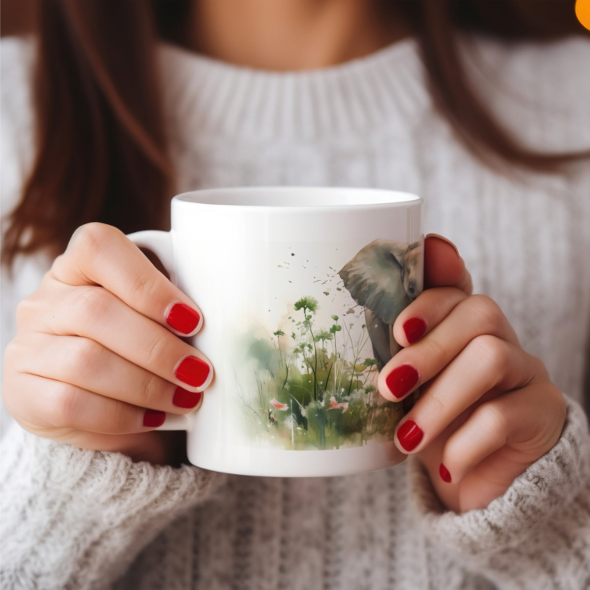 Weißer Kaffeebecher mit Elefantenmotiv und Blumen.
