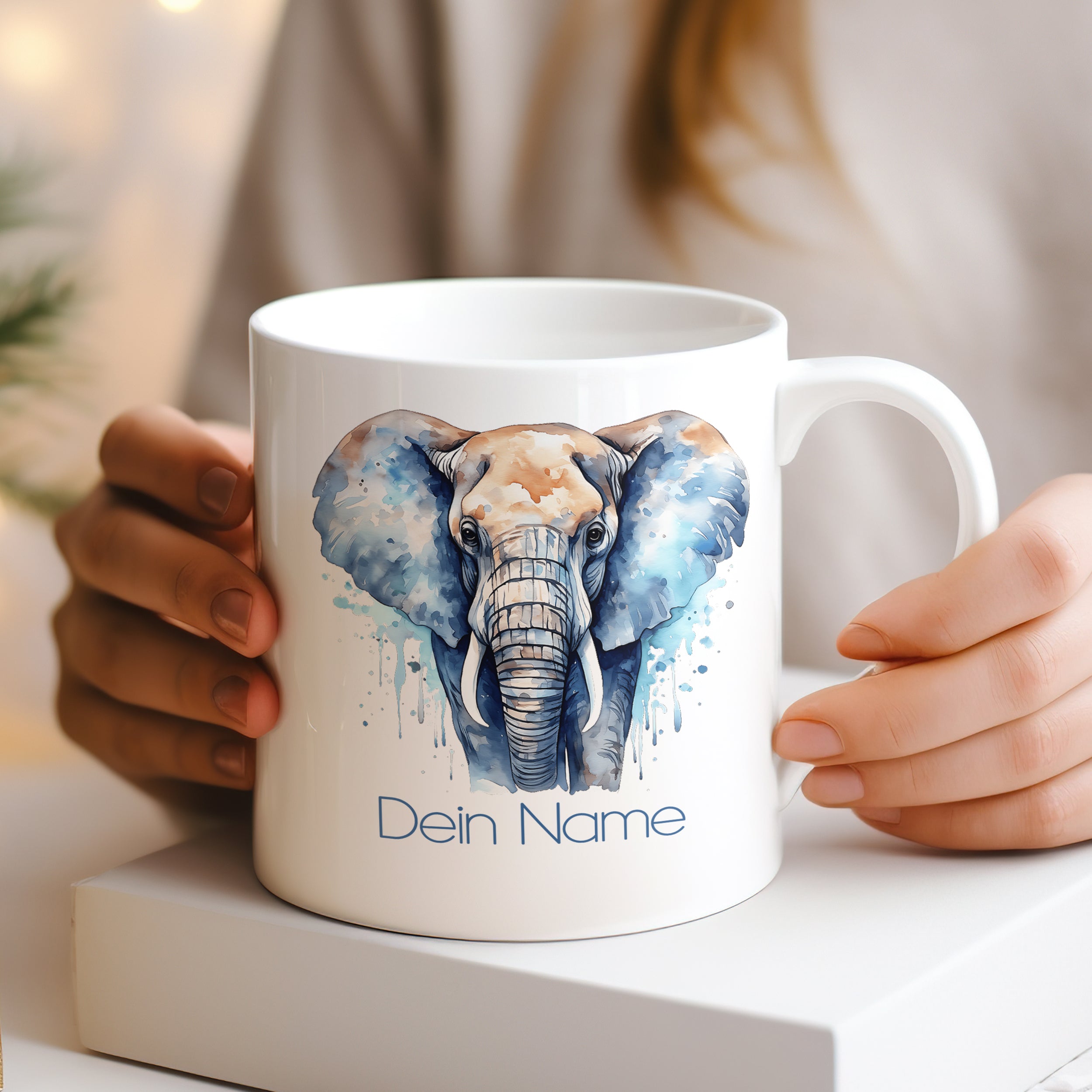Weißer Becher mit Elefant und personalisiertem Namen.