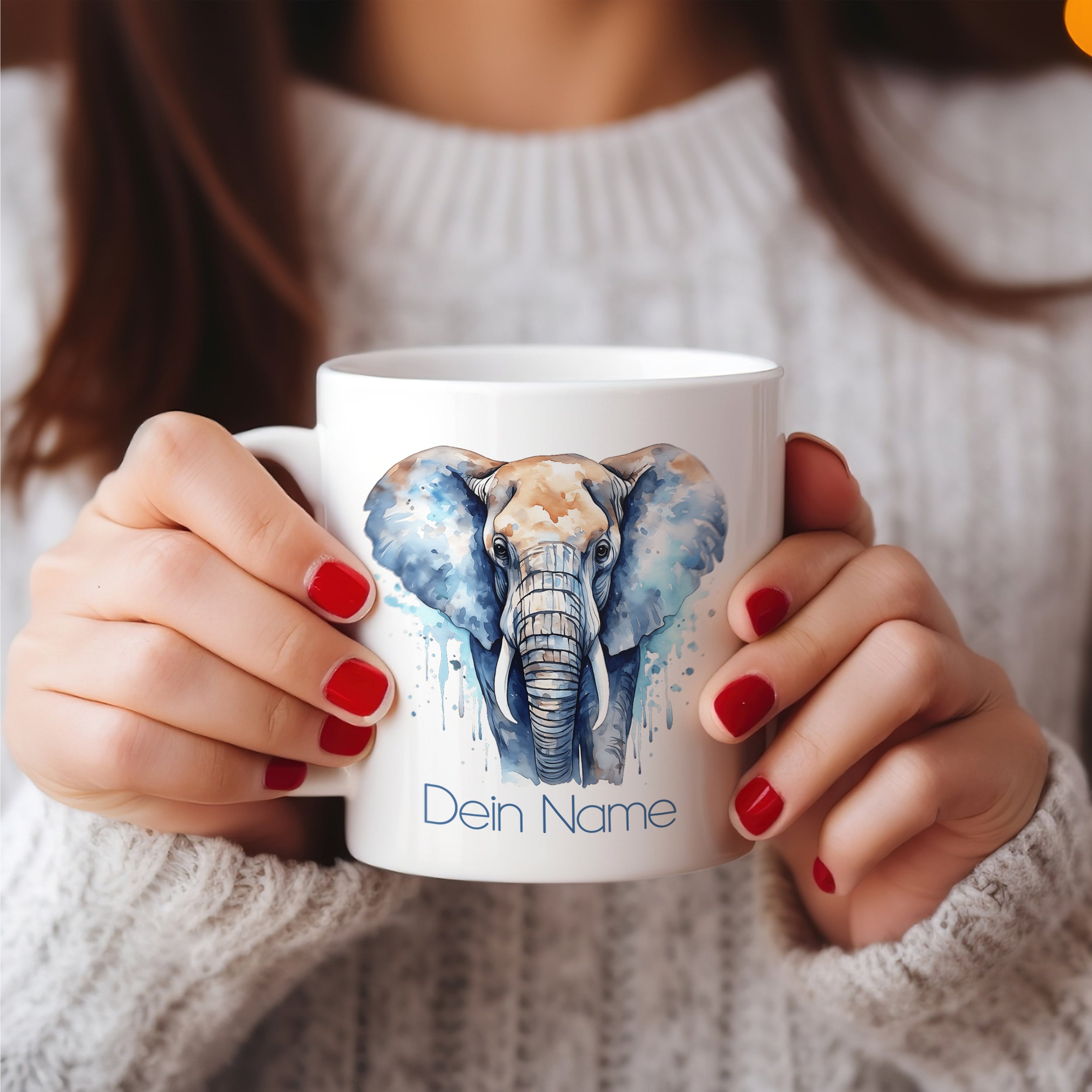 Weißer Becher mit Elefantenmotiv und personalisiertem Namen.