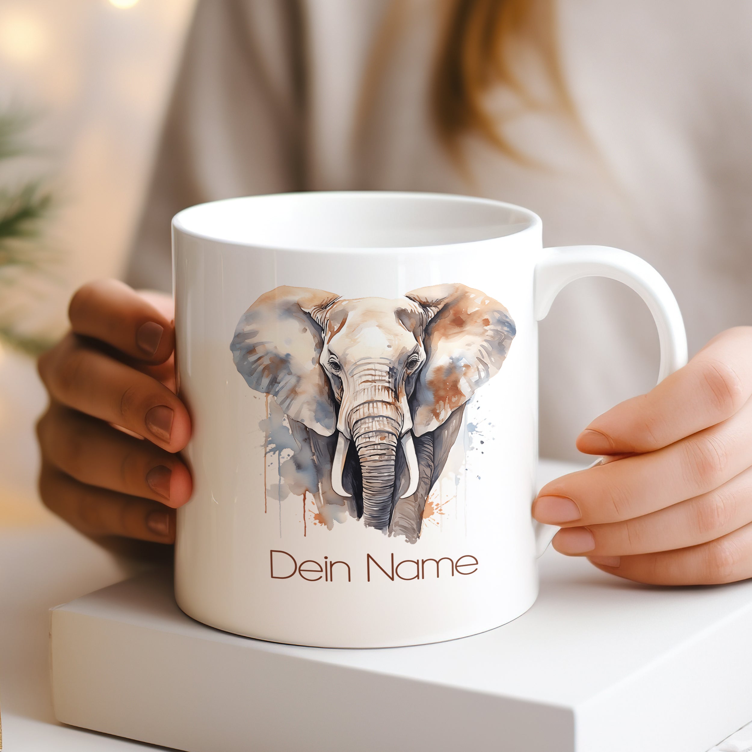 Tasse mit Elefantenmotiv und personalisiertem Namen.