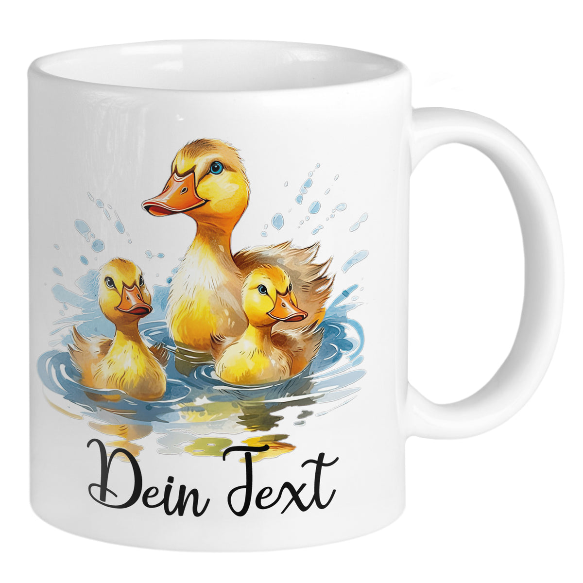 Weißer Becher mit drei Enten und personalisiertem Text.