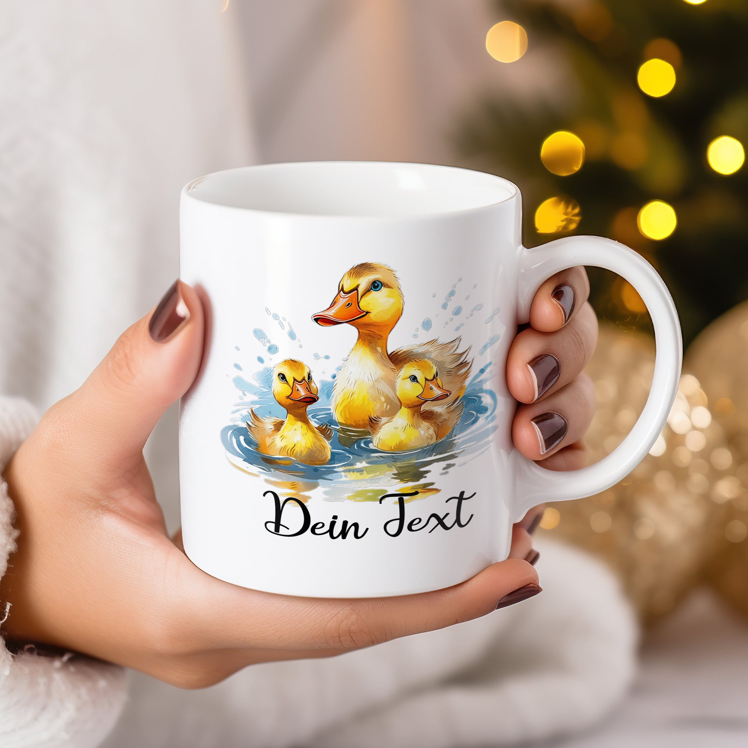 Weiße Tasse mit Entenmotiv und personalisiertem Text.