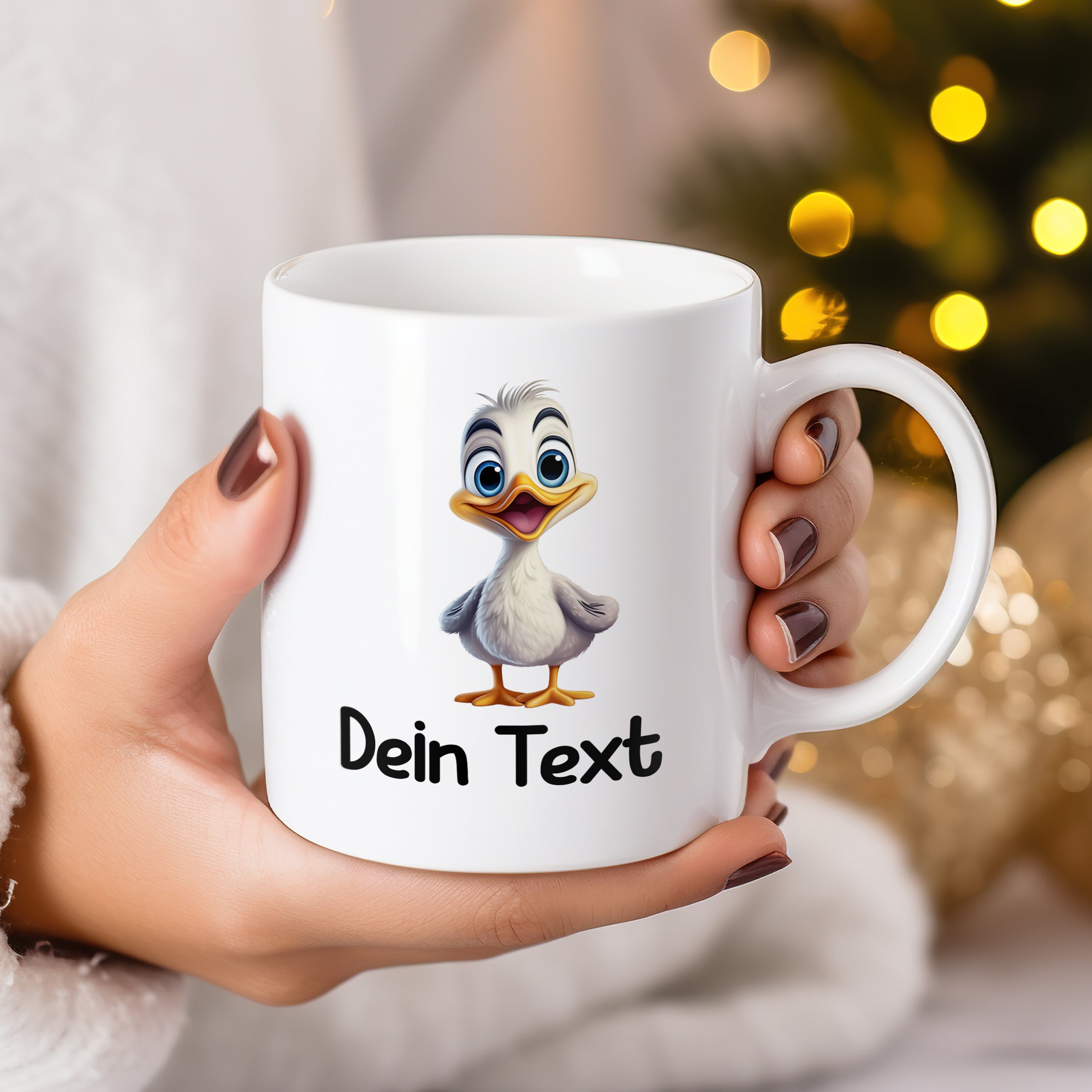 Weißer Becher mit Entenmotiv und personalisiertem Text.