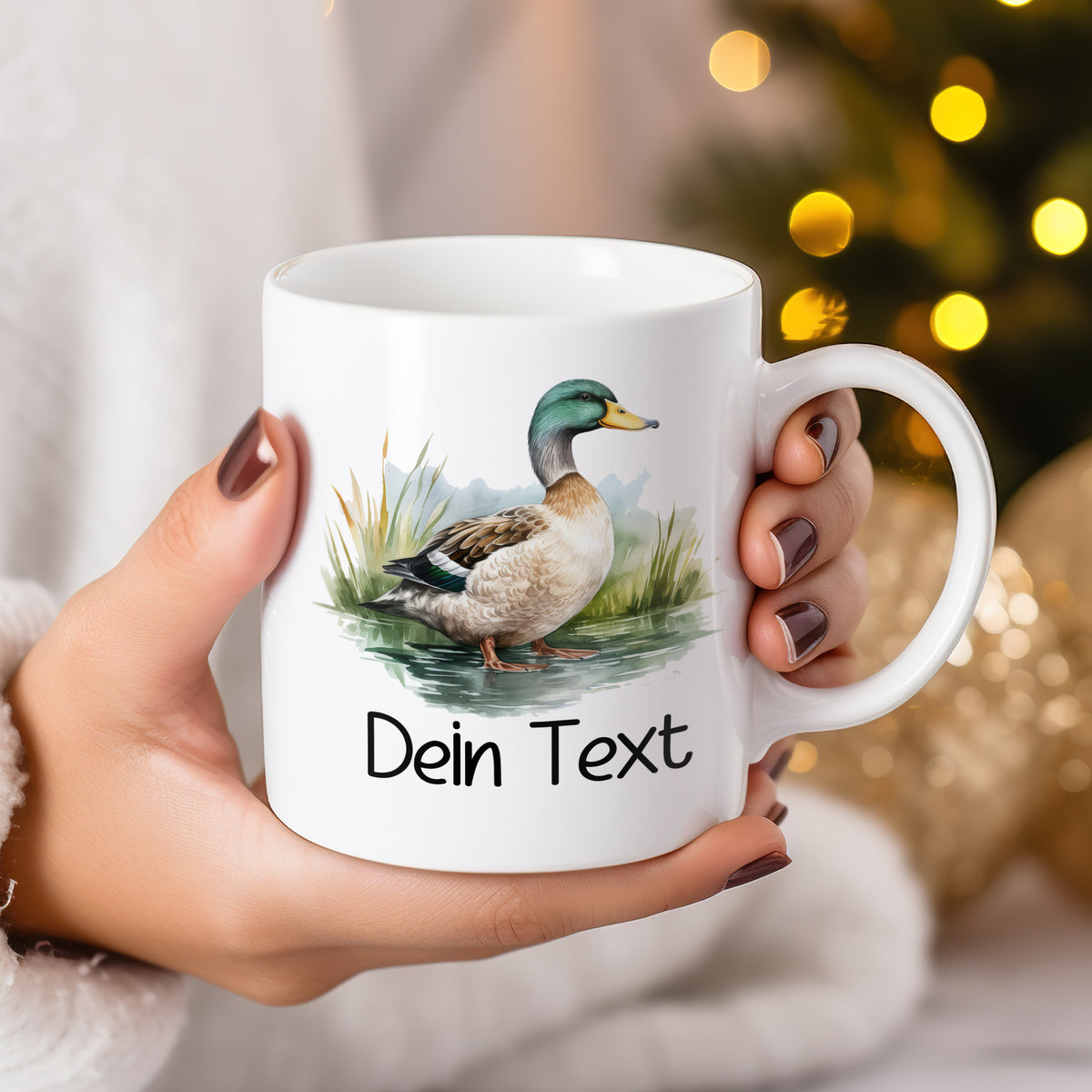 Weiße Tasse mit Entenmotiv und personalisiertem Text.