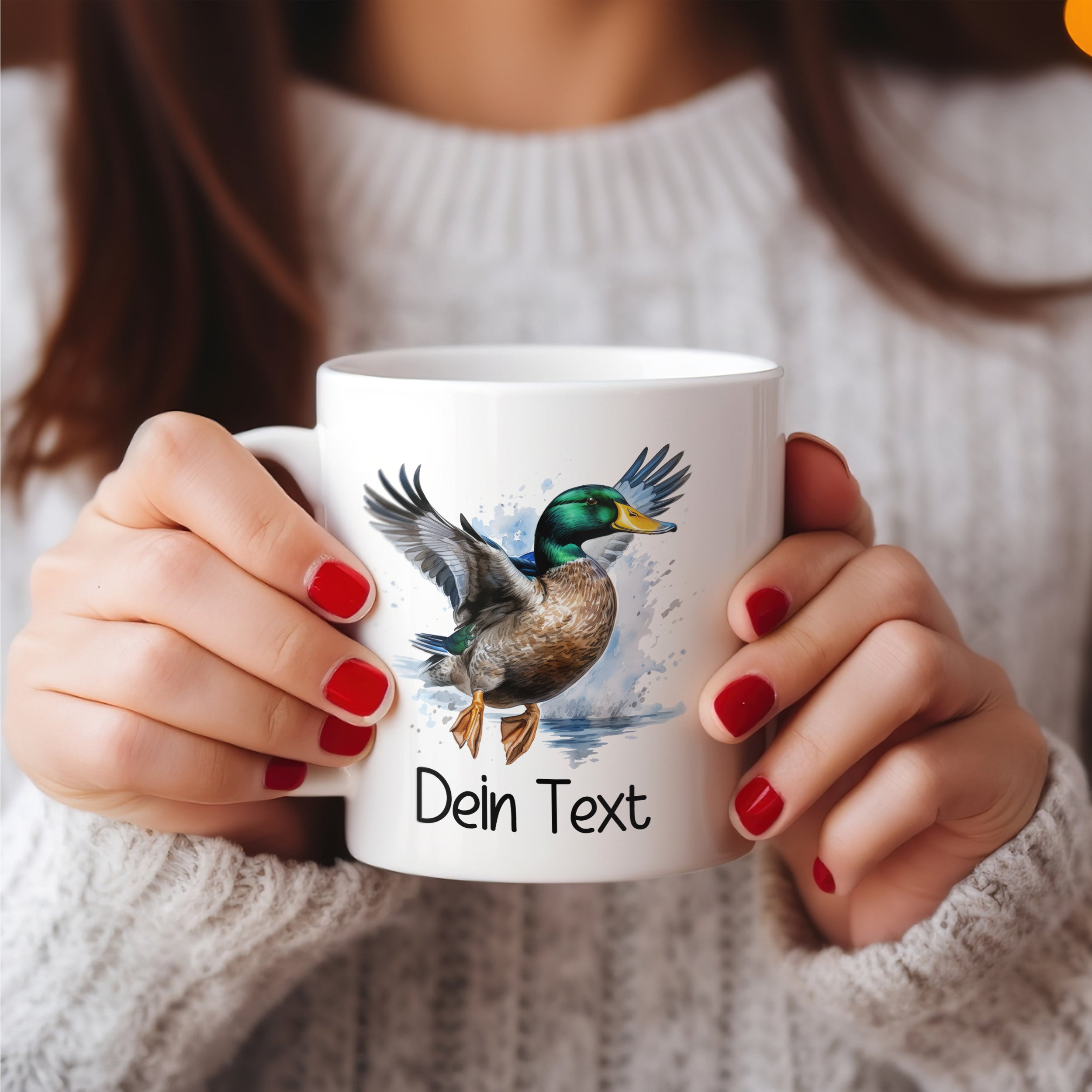 Weißer Becher mit fliegender Ente und personalisiertem Text.