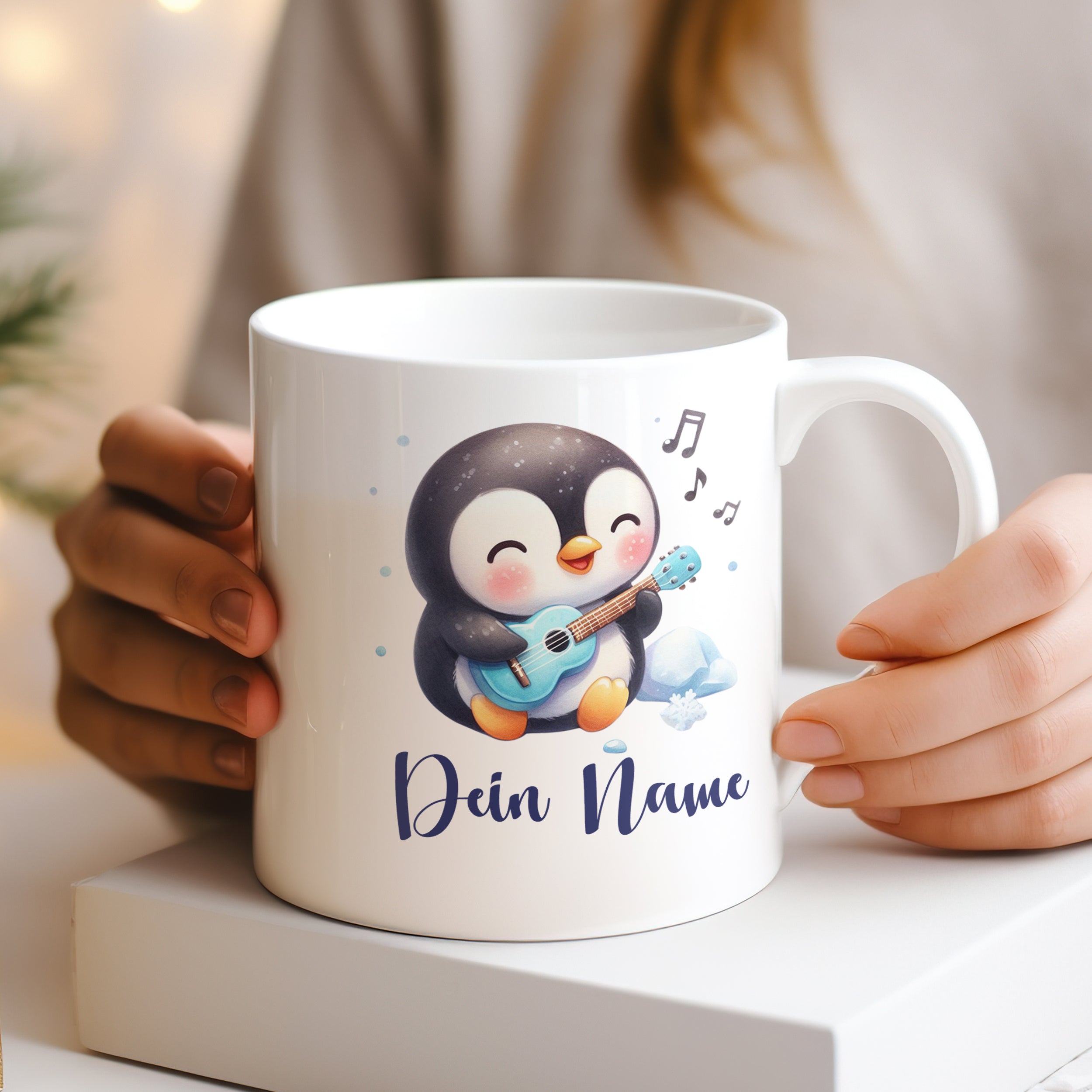 Kaffeetasse mit niedlichem Pinguin und personalisiertem Namen.