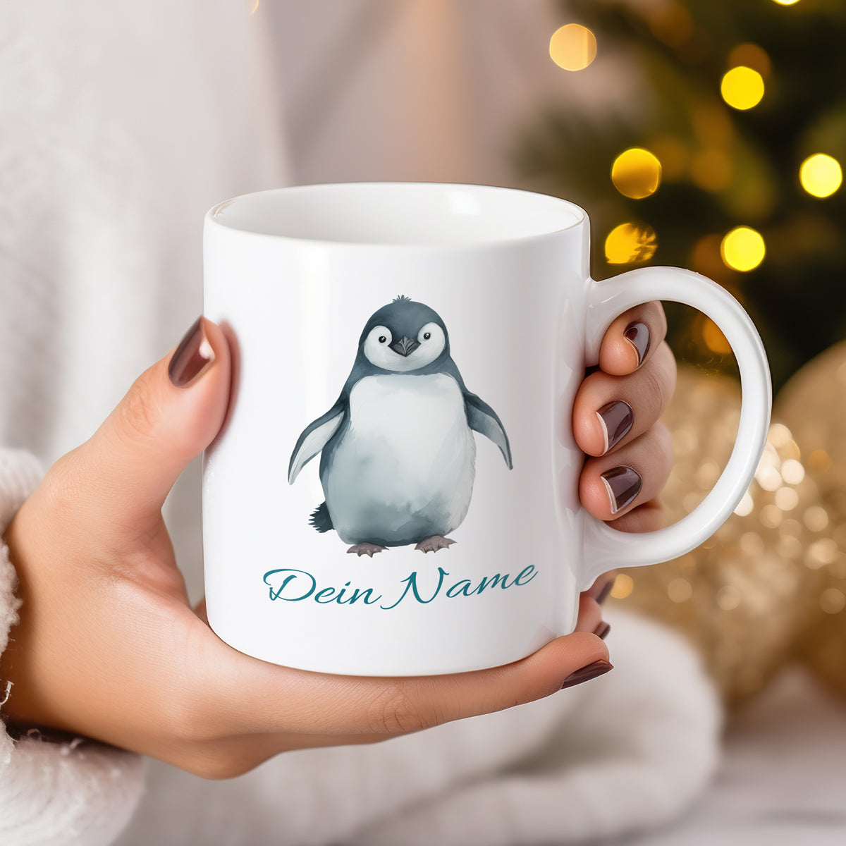 Weißer Becher mit Pinguin-Illustration und personalisiertem Namen.
