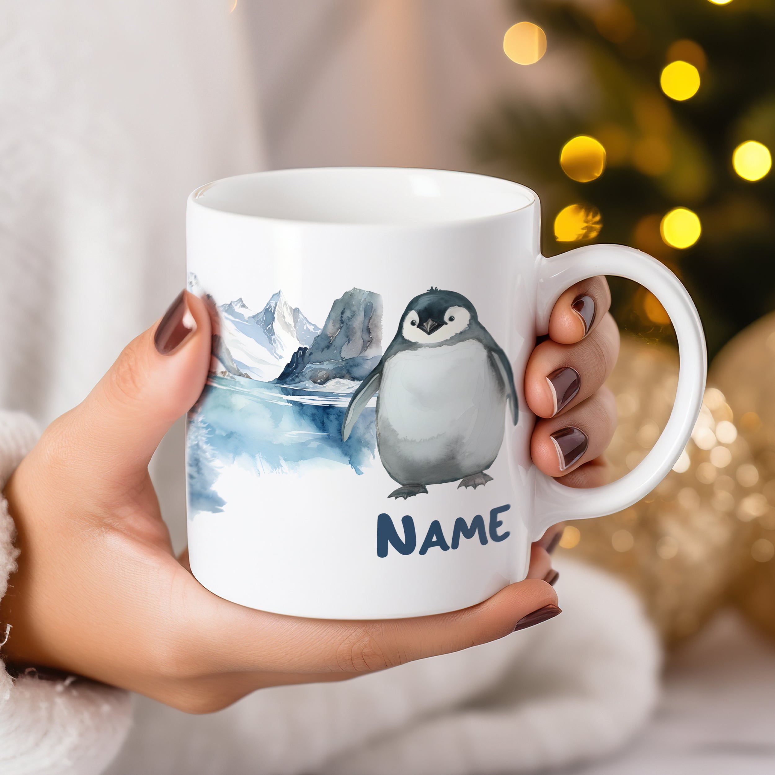 Weißer Becher mit Pinguin und personalisiertem Namen.