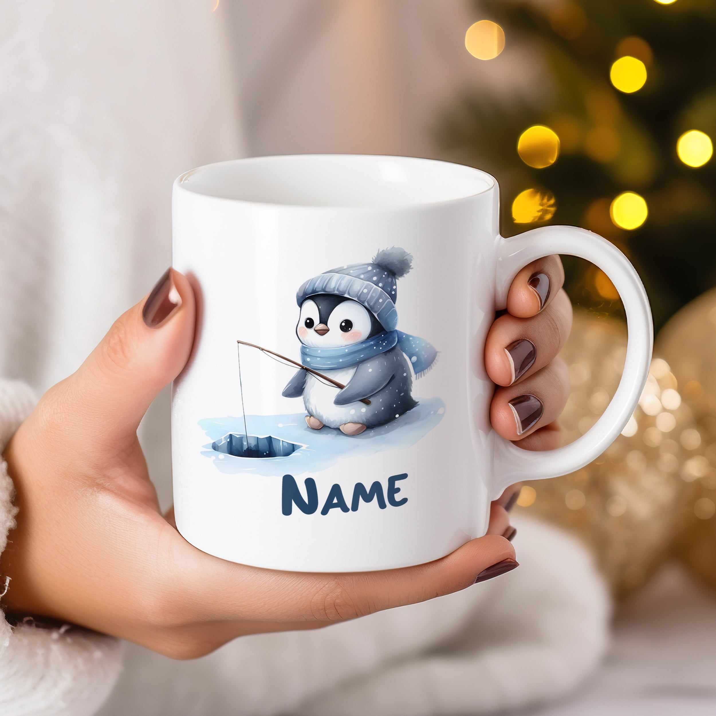 Weißer Becher mit Pinguin-Motiv und personalisiertem Namen.