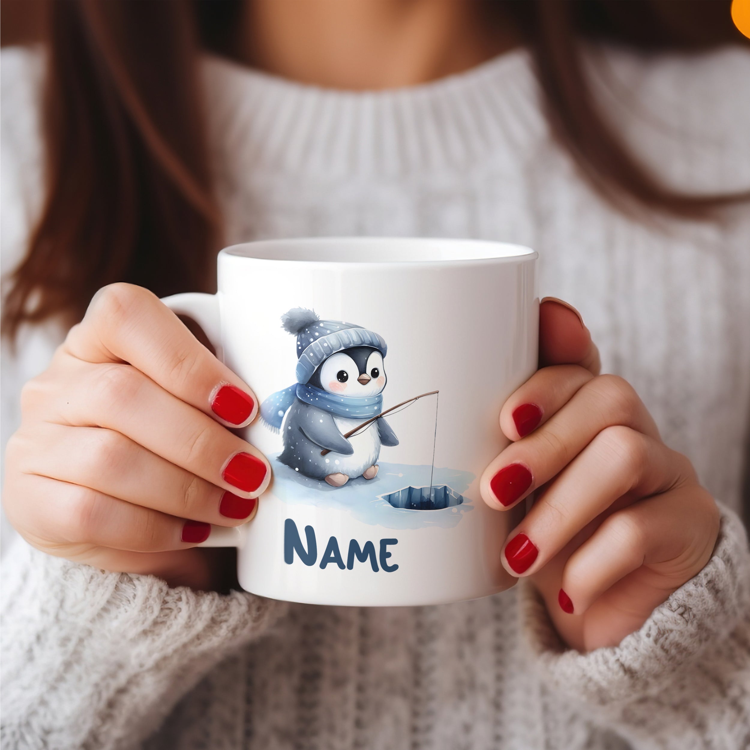 Weißer Becher mit Pinguin-Motiv und personalisiertem Namen.
