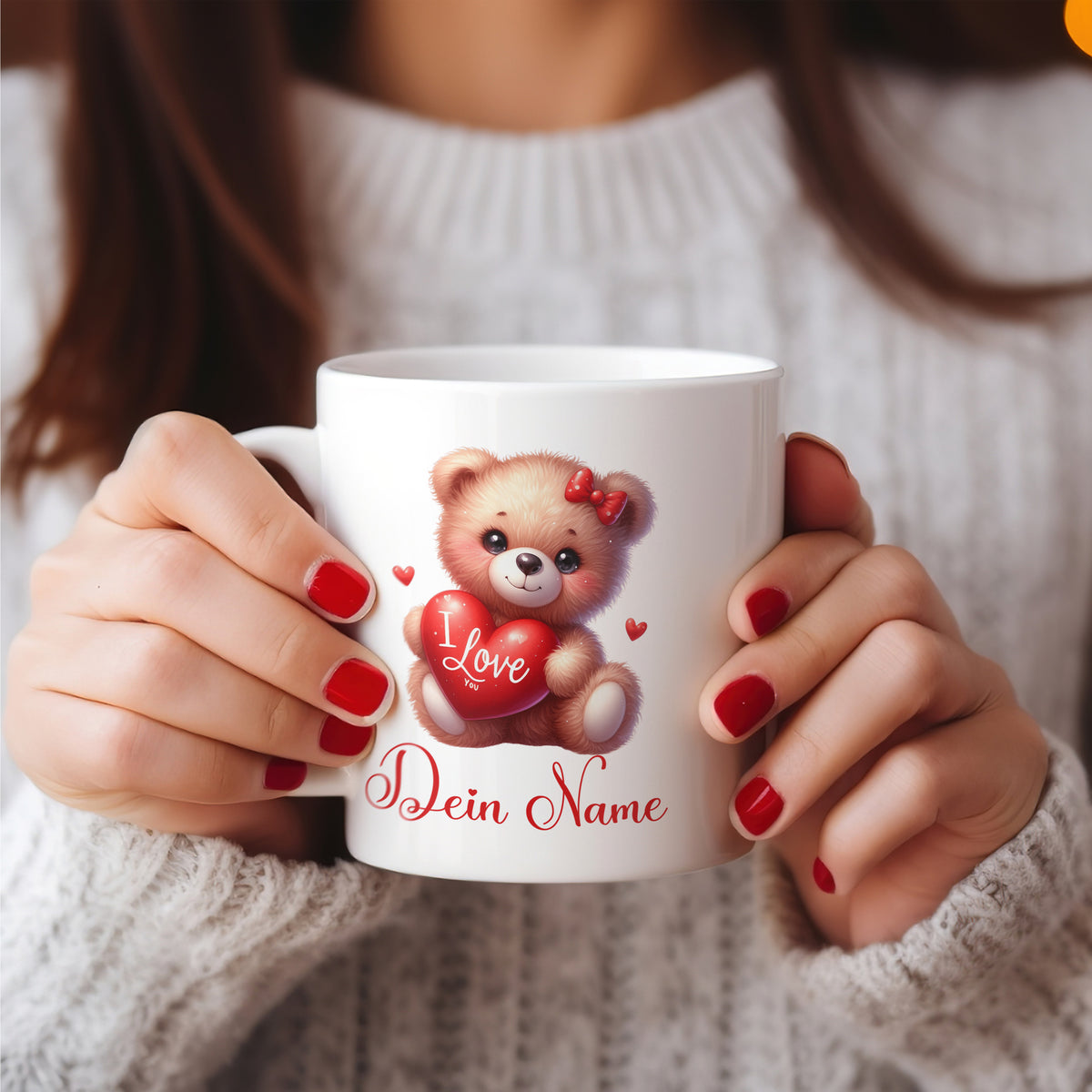 Weißer Becher mit niedlichem Bären und personalisiertem Text.