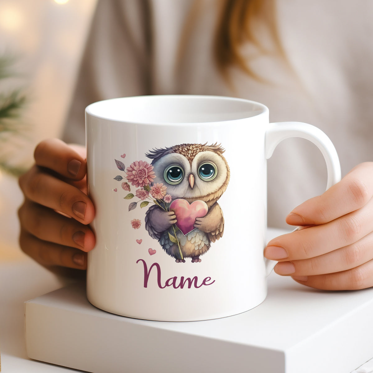 Weiße Tasse mit süßer Eule, Herz und Blumen.