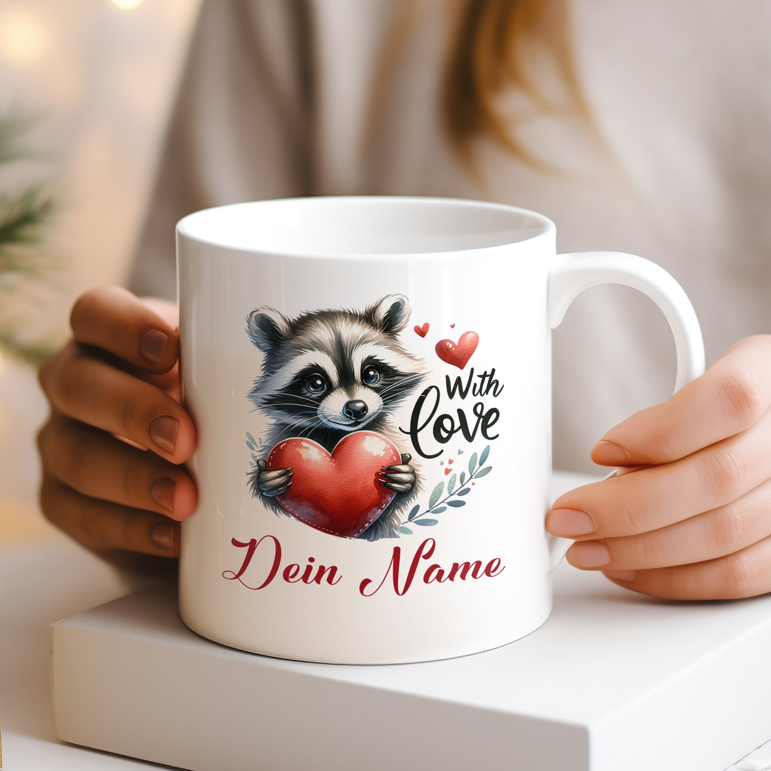 Weißer Becher mit Waschbär und rotem Herz, personalisiert.