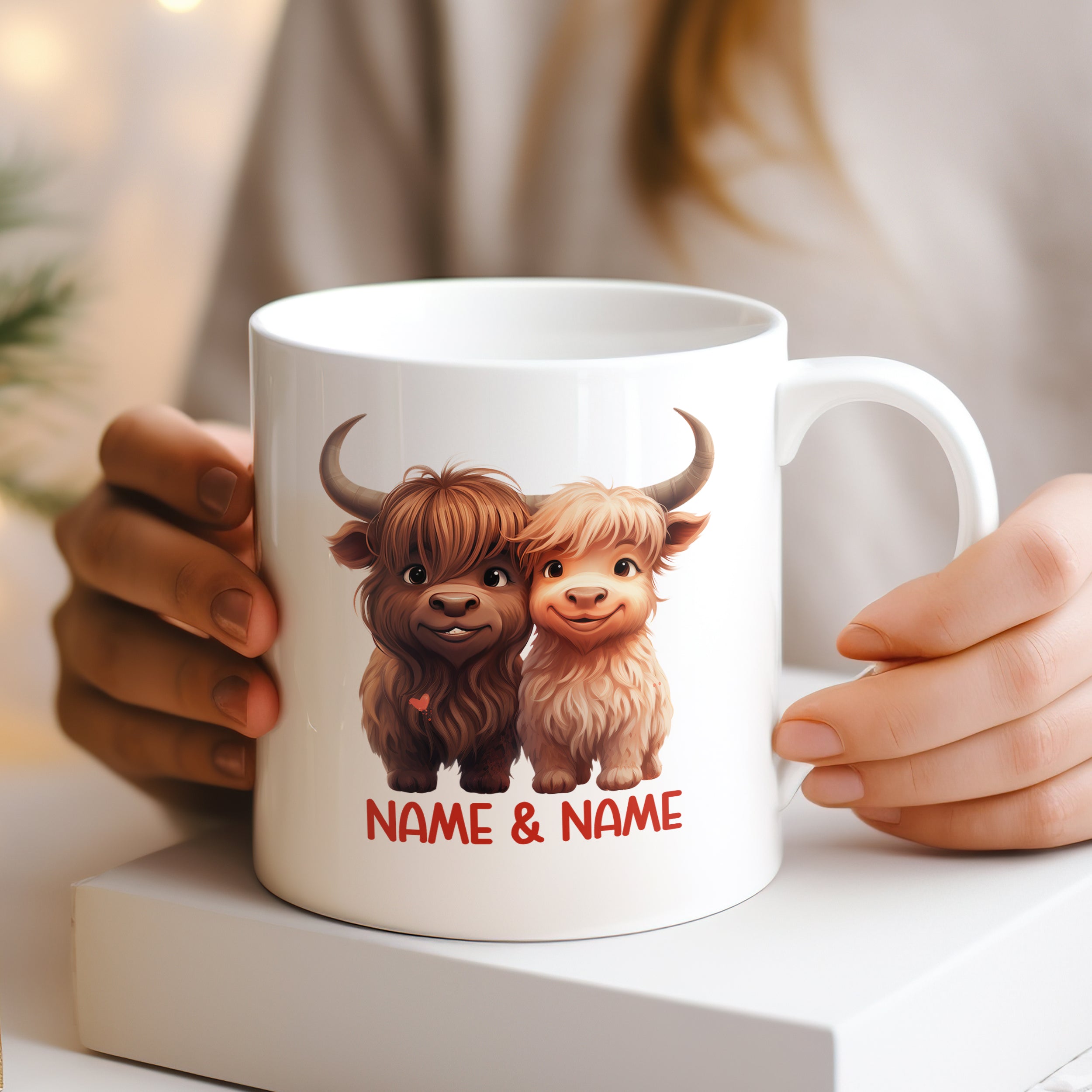 Tasse mit zwei niedlichen Highland-Rindern und Namen.