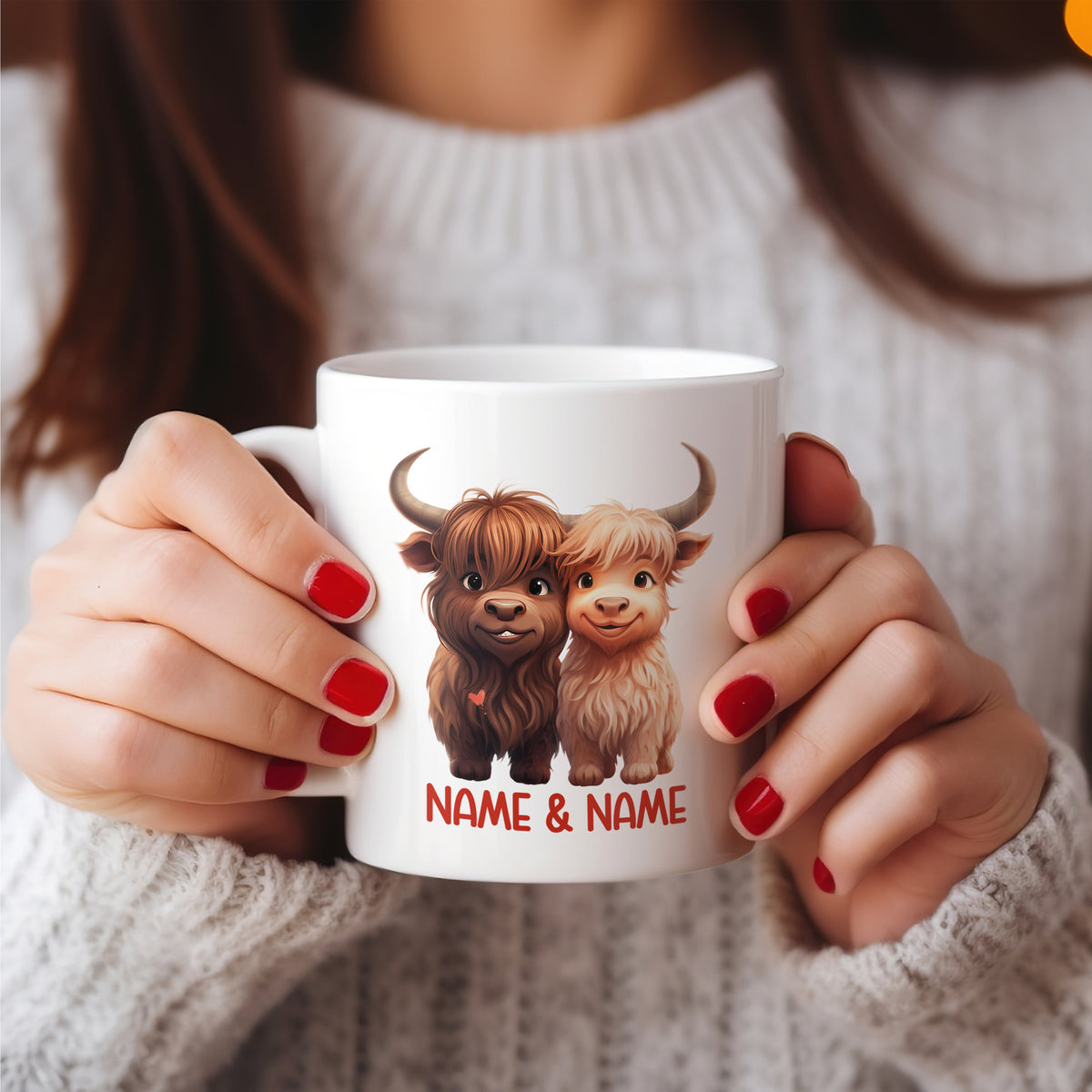 Tasse mit niedlichen Highland-Rindern und personalisiertem Text.