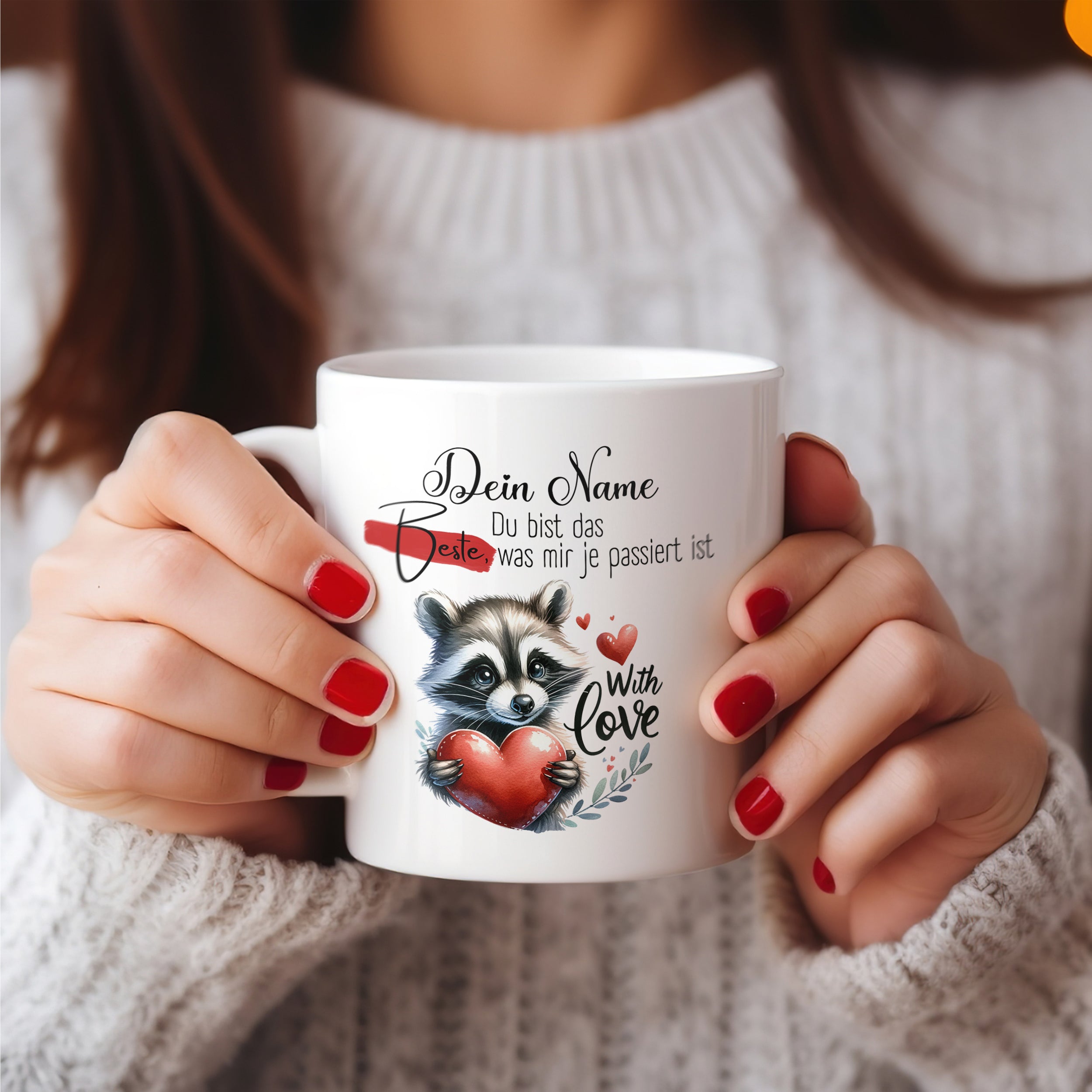 Weiße Tasse mit Waschbär und Herzmotiv.