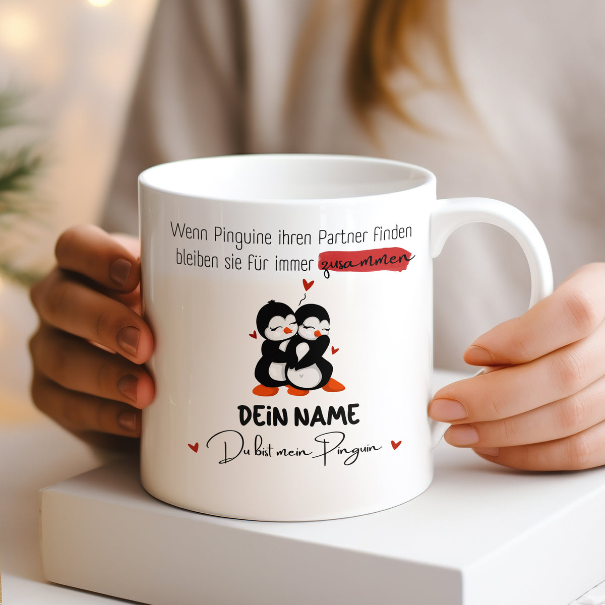 Weißer Becher mit Pinguinen und personalisierbarem Namen.