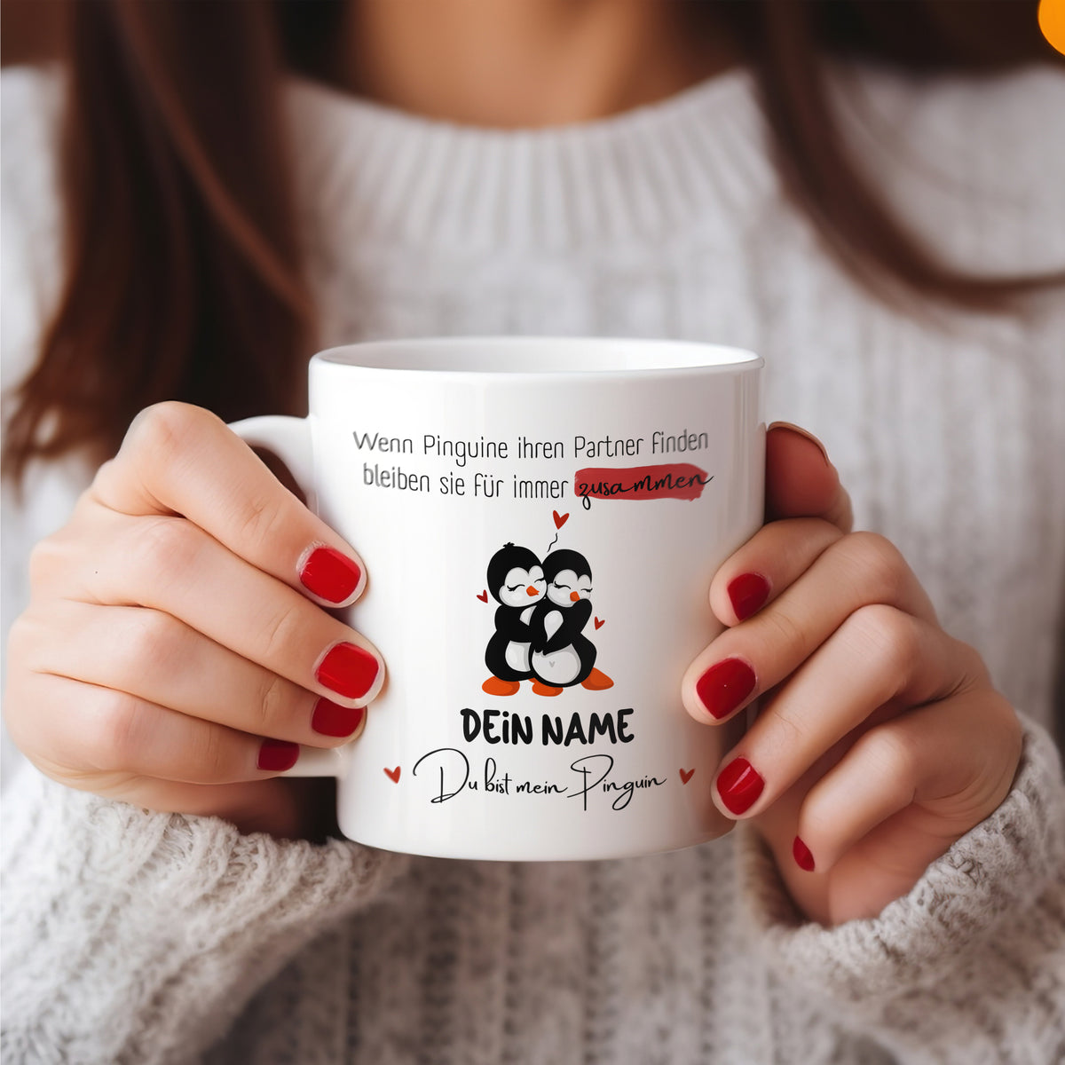 Weißer Becher mit Pinguinen und personalisierbarem Text.