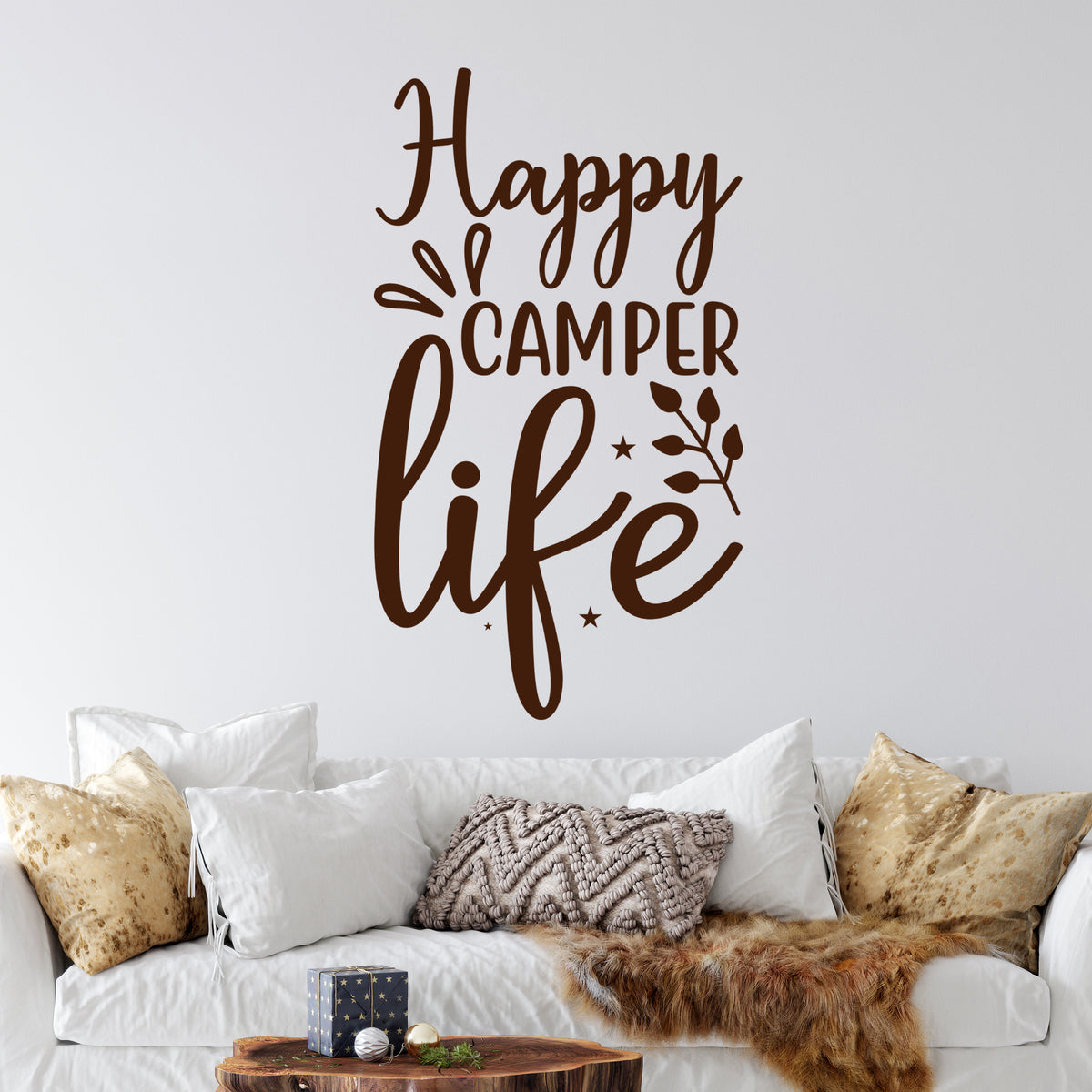 Wandtattoo "Happy Camper Life" in braun, dekorative Pflanzenmotive.