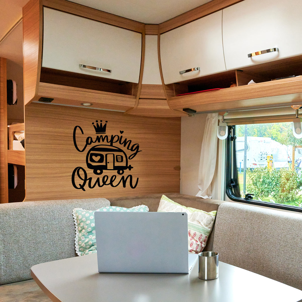Wandaufkleber "Camping Queen" in schwarzer Schrift, Wohnmobil-Design.