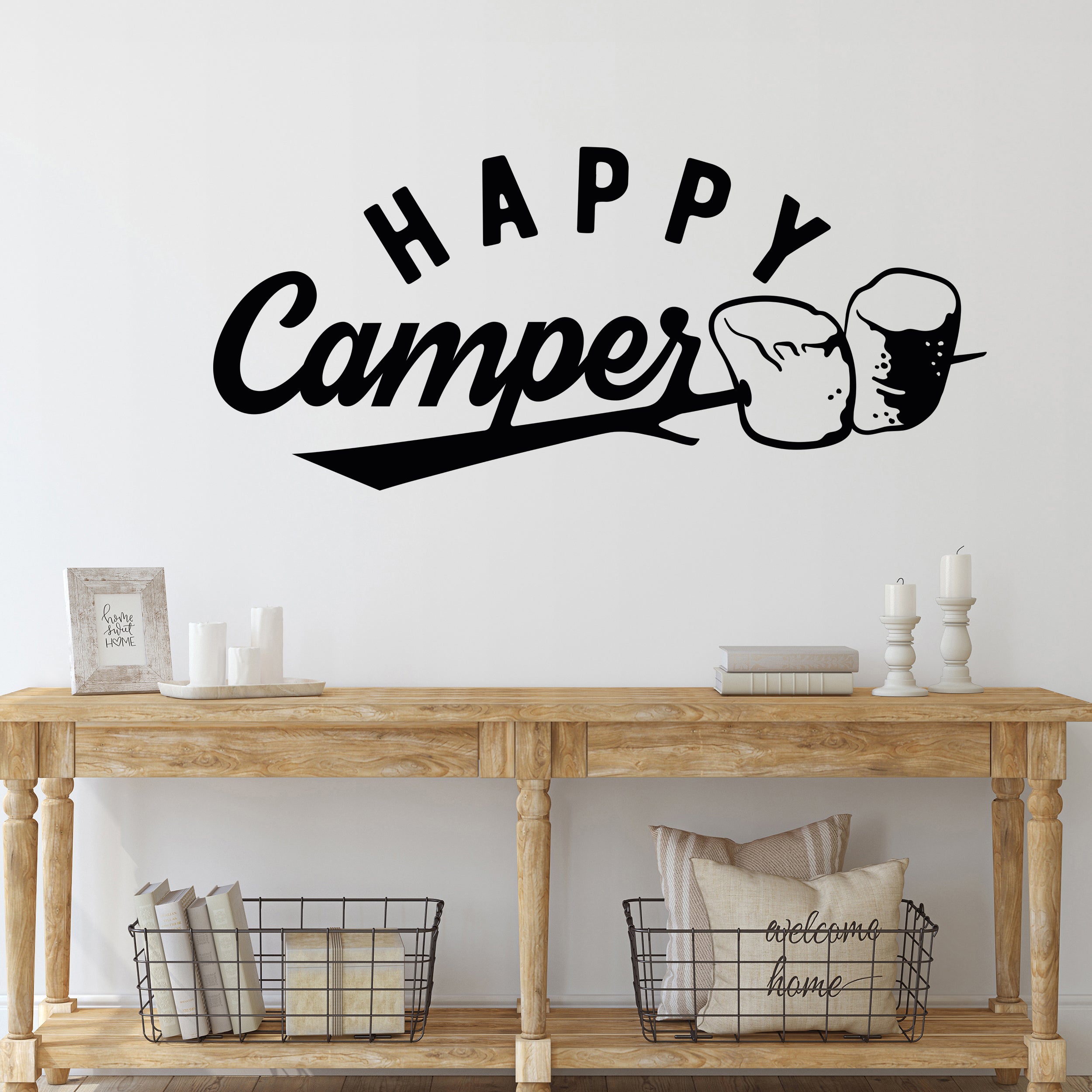 Schwarzer Wandaufkleber "Happy Camper" mit Lagerfeuer.