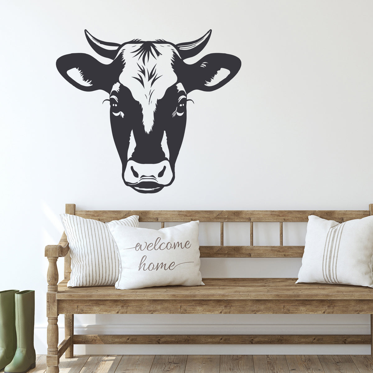 Wandtattoo mit Kuhkopf über einem Sofa