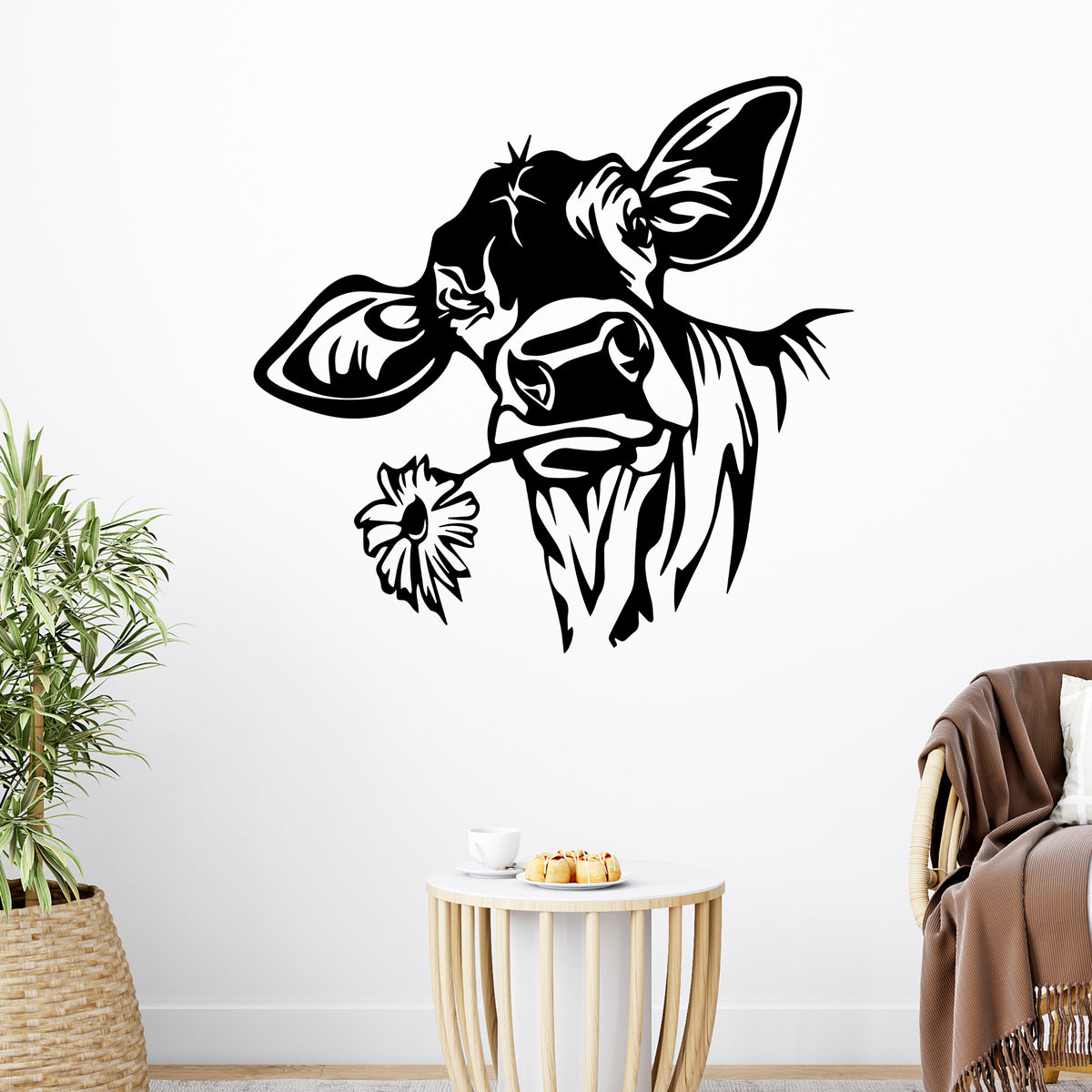 Wandtattoo mit Kuhkopf und Blume im Wohnraum