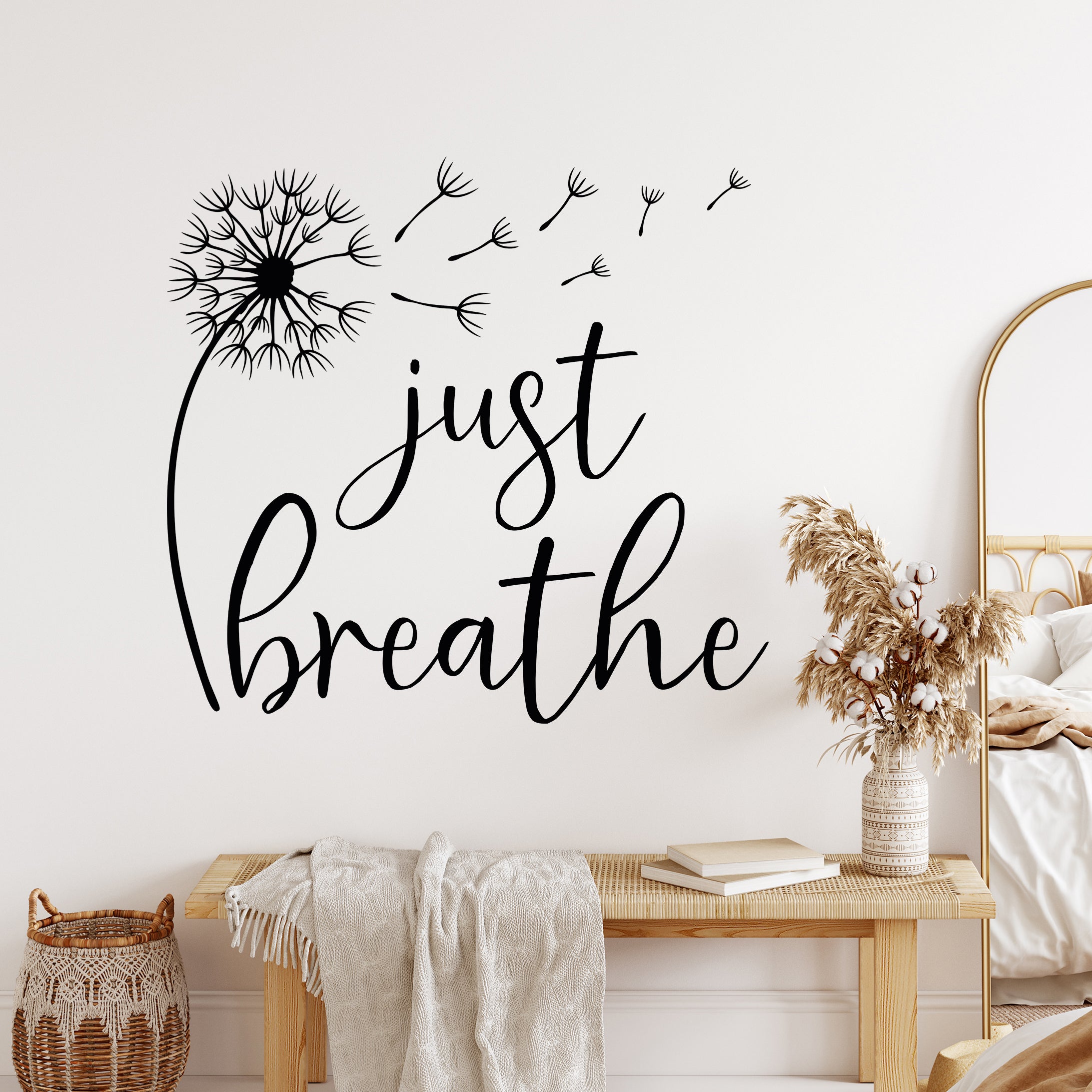 Wandtattoo mit Pusteblume und Schriftzug just breathe im Wohnraum