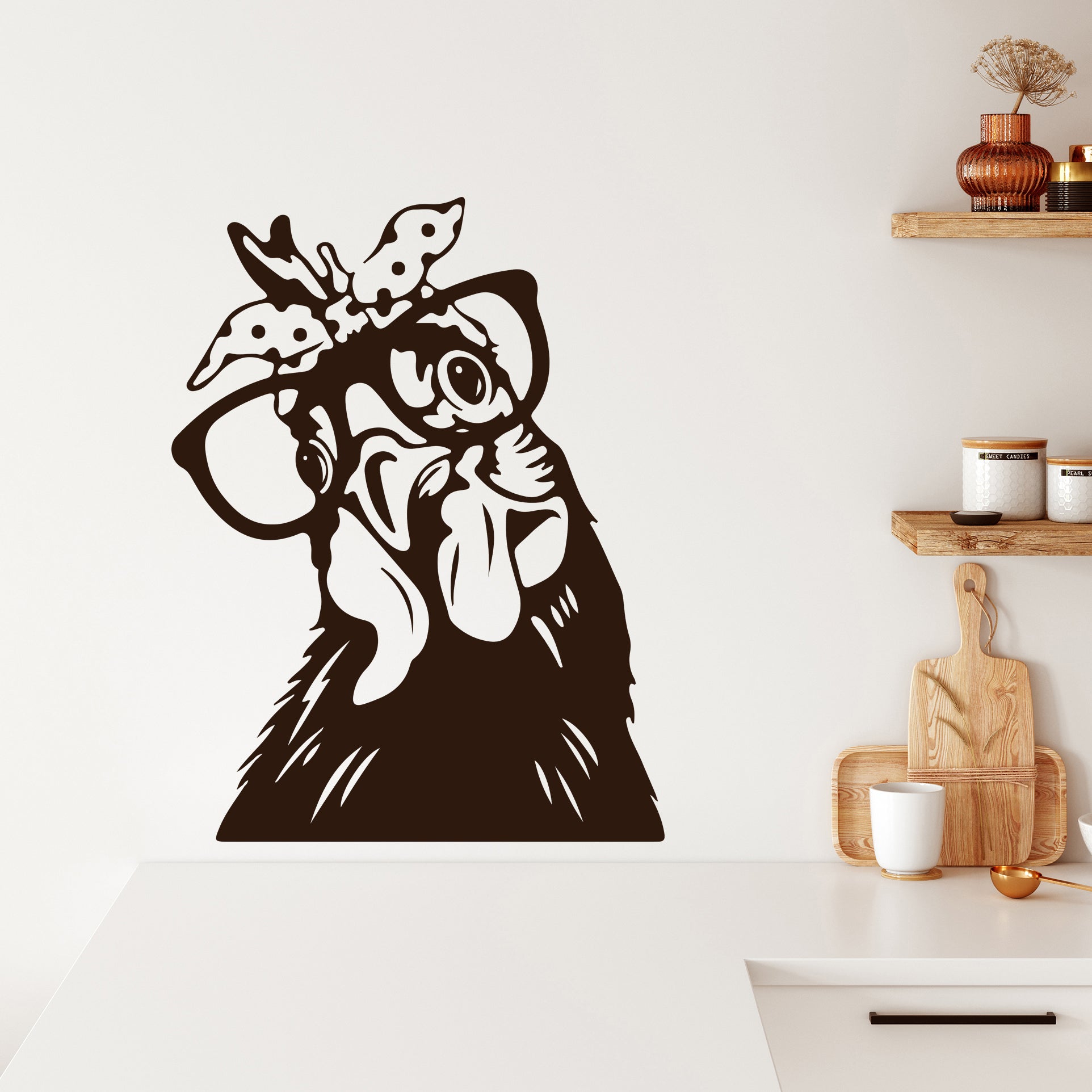 Wandtattoo mit schwarzem Huhn an weißer Küchenwand