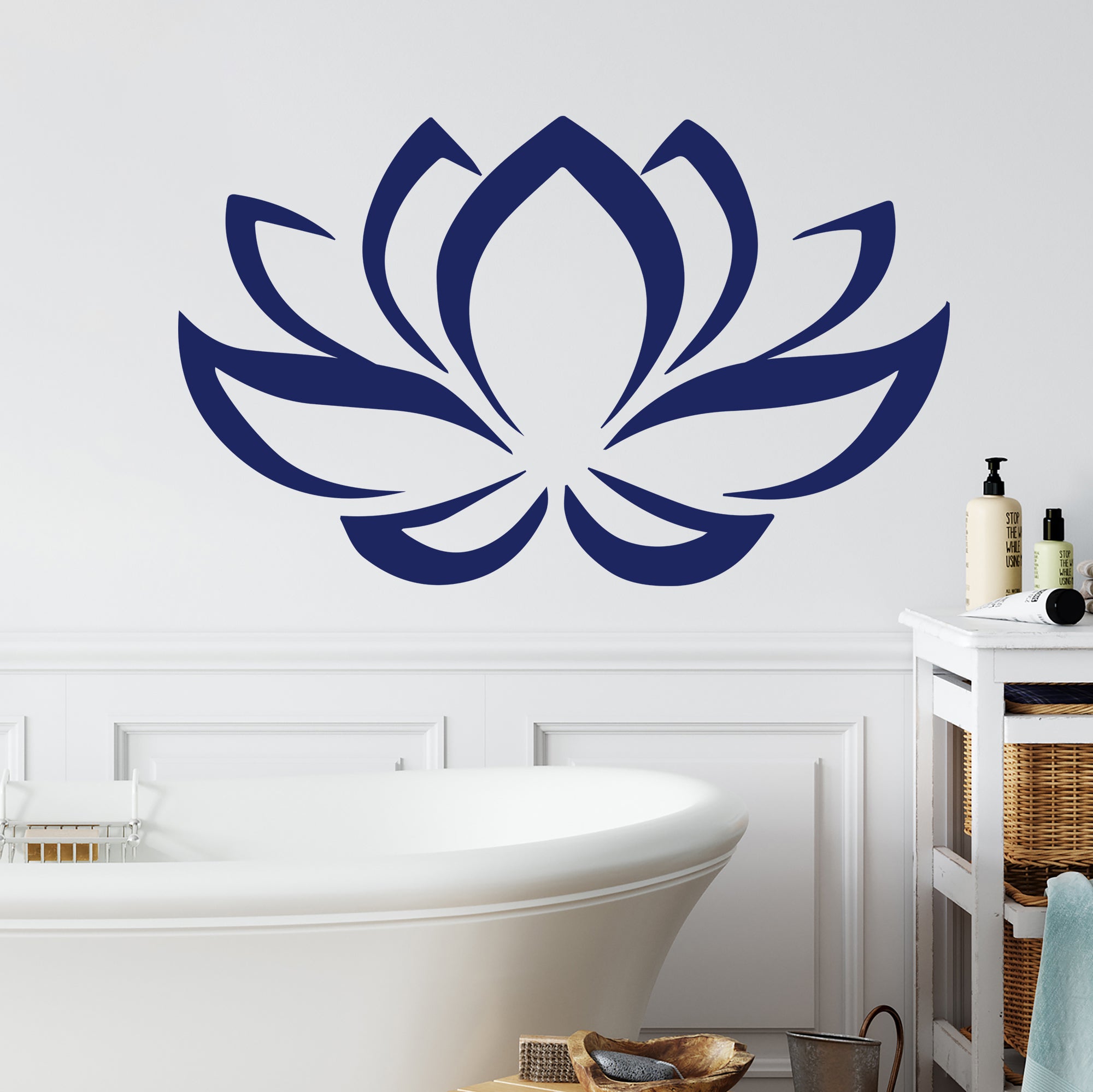 Wandtattoo mit blauer Lotusblüte im Badezimmer