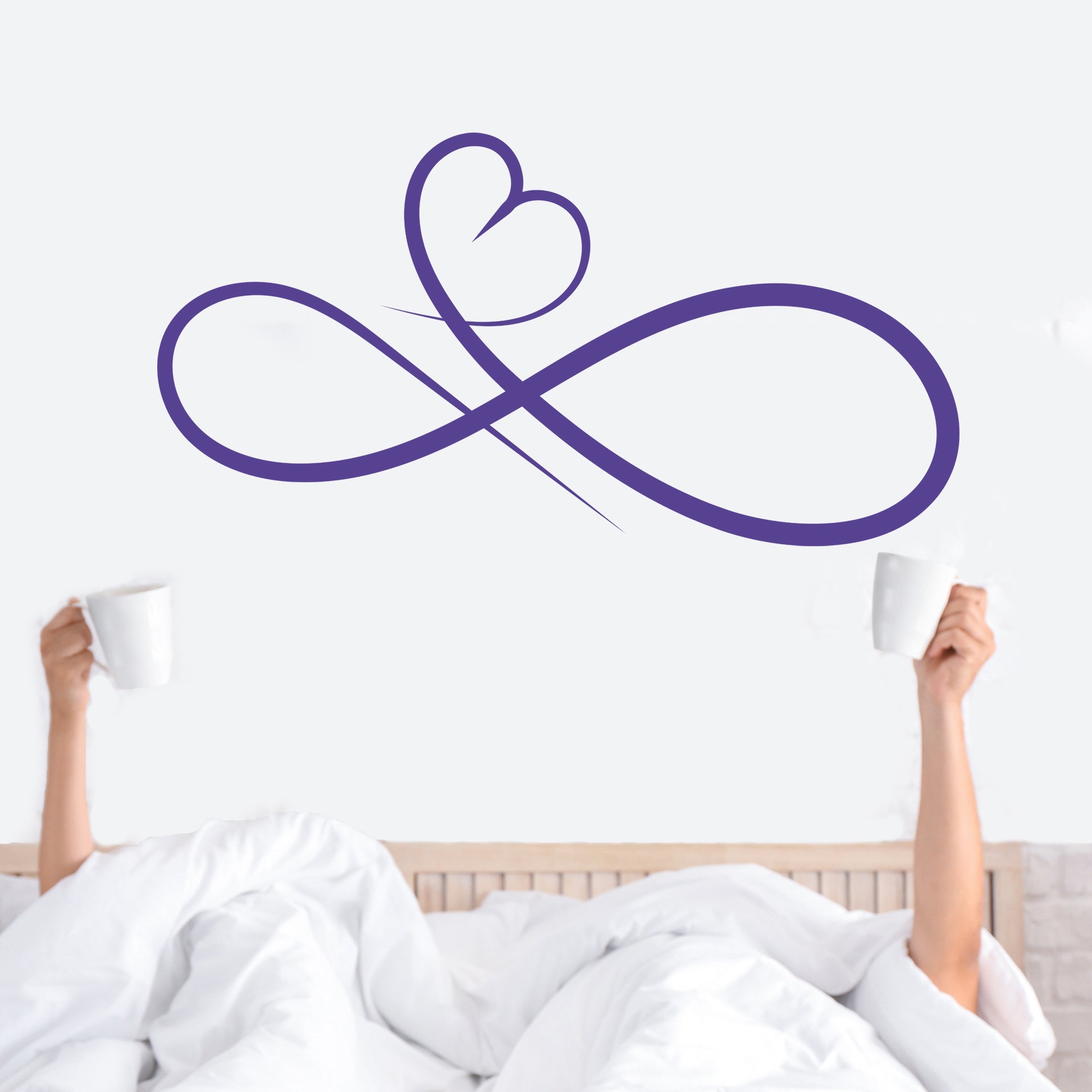 Wandtattoo als Unendlichkeitszeichen mit Herz über dem Bett