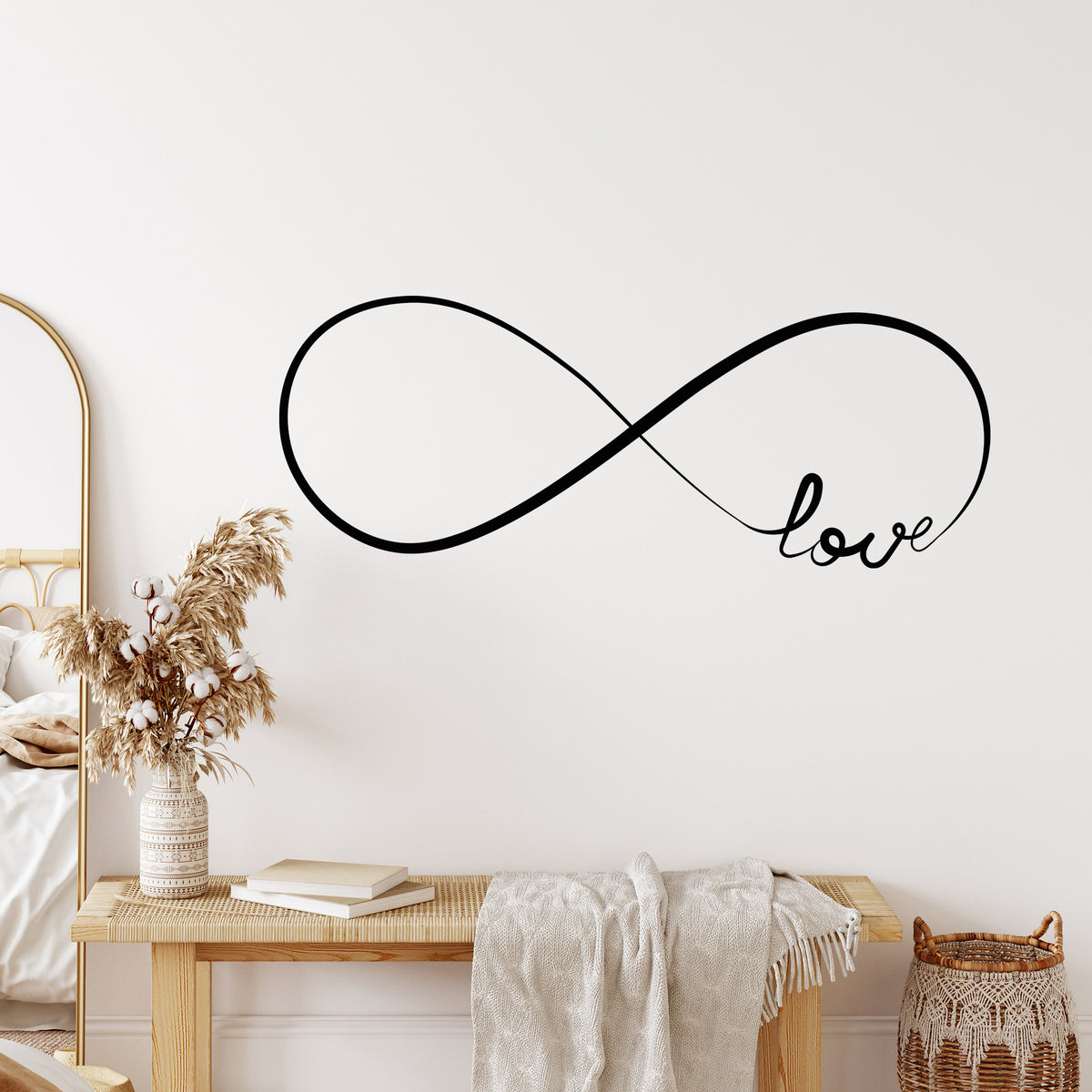 Wandtattoo als Unendlichkeitszeichen mit Schriftzug Love im Wohnraum