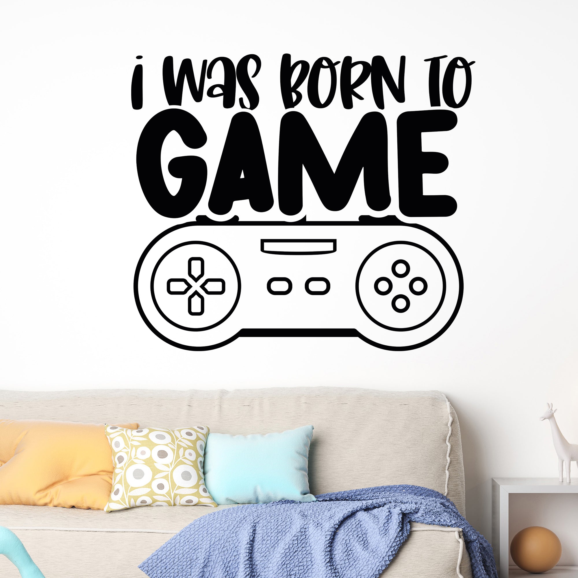 Wandtattoo I was born to game mit Gamepad über einem Bett