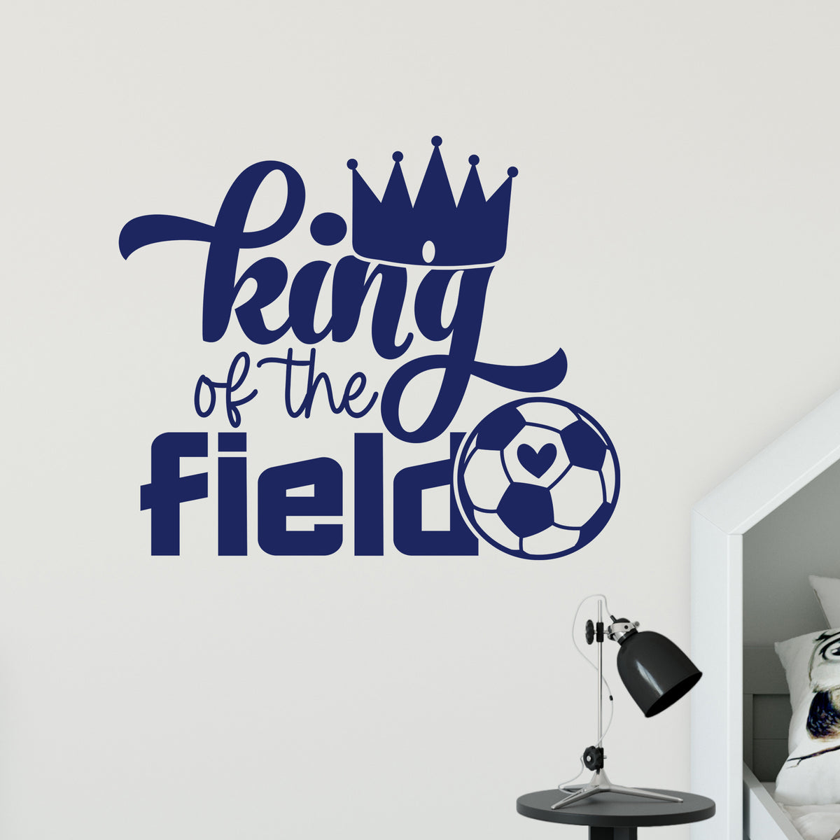 Wandtattoo mit Schriftzug King of the Field und Fußball im Wohnraum