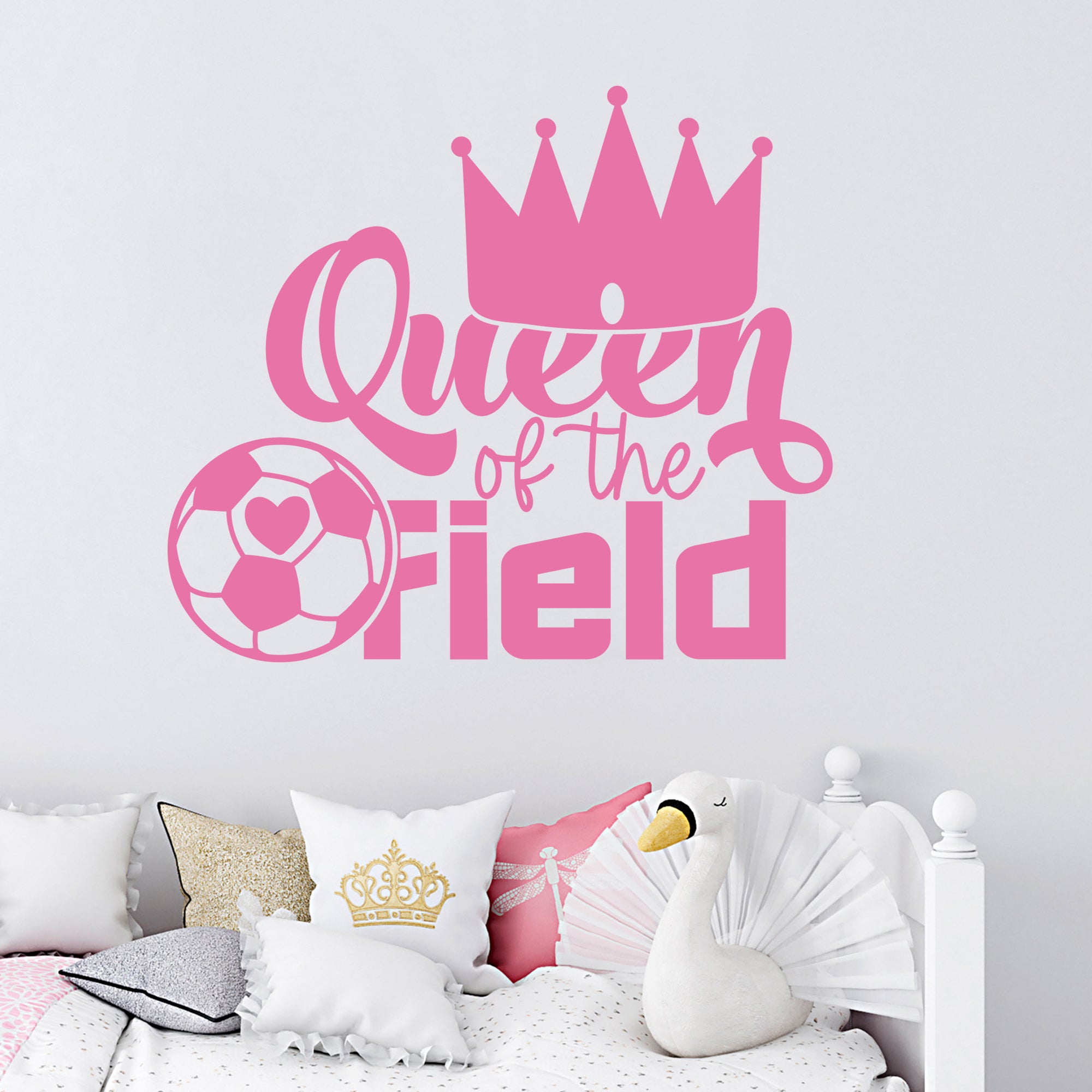 Wandtattoo Queen of the Field mit Krone und Fußball im Kinderzimmer