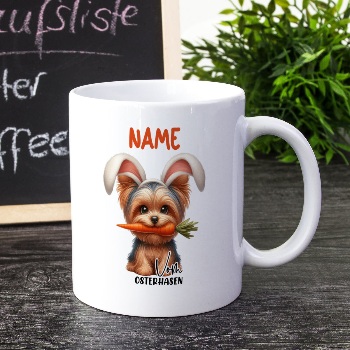 Weißer Kaffeebecher mit Hund und Osterhasenohren.
